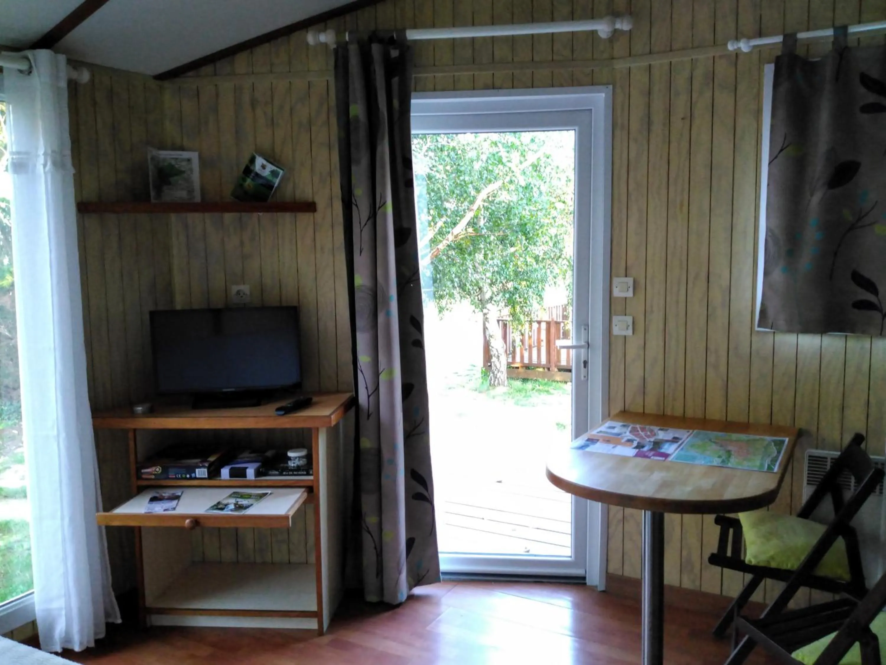 Communal lounge/ TV room in PARADISE CHALLETS AND CAMPING
