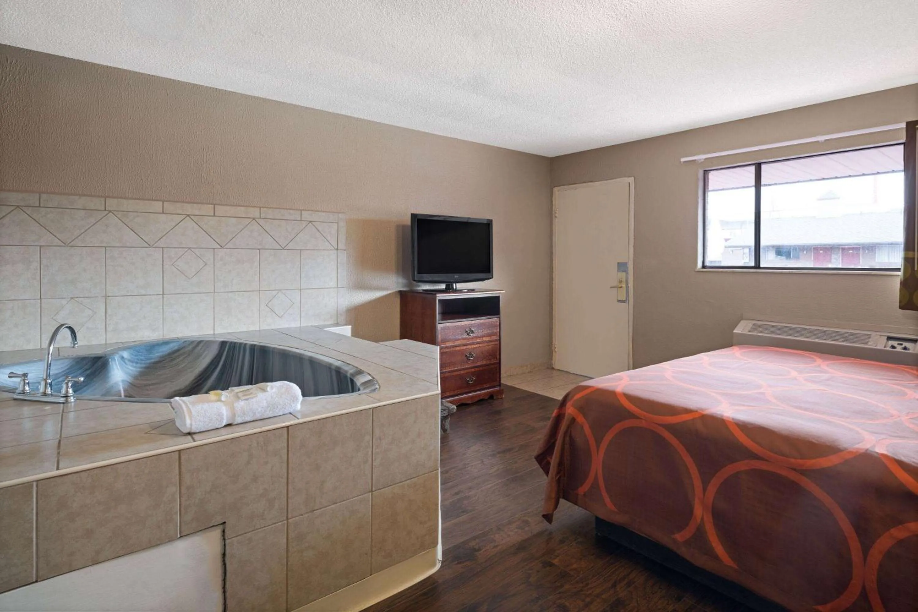 Bath, Bed in Super 8 by Wyndham Youngstown Girard