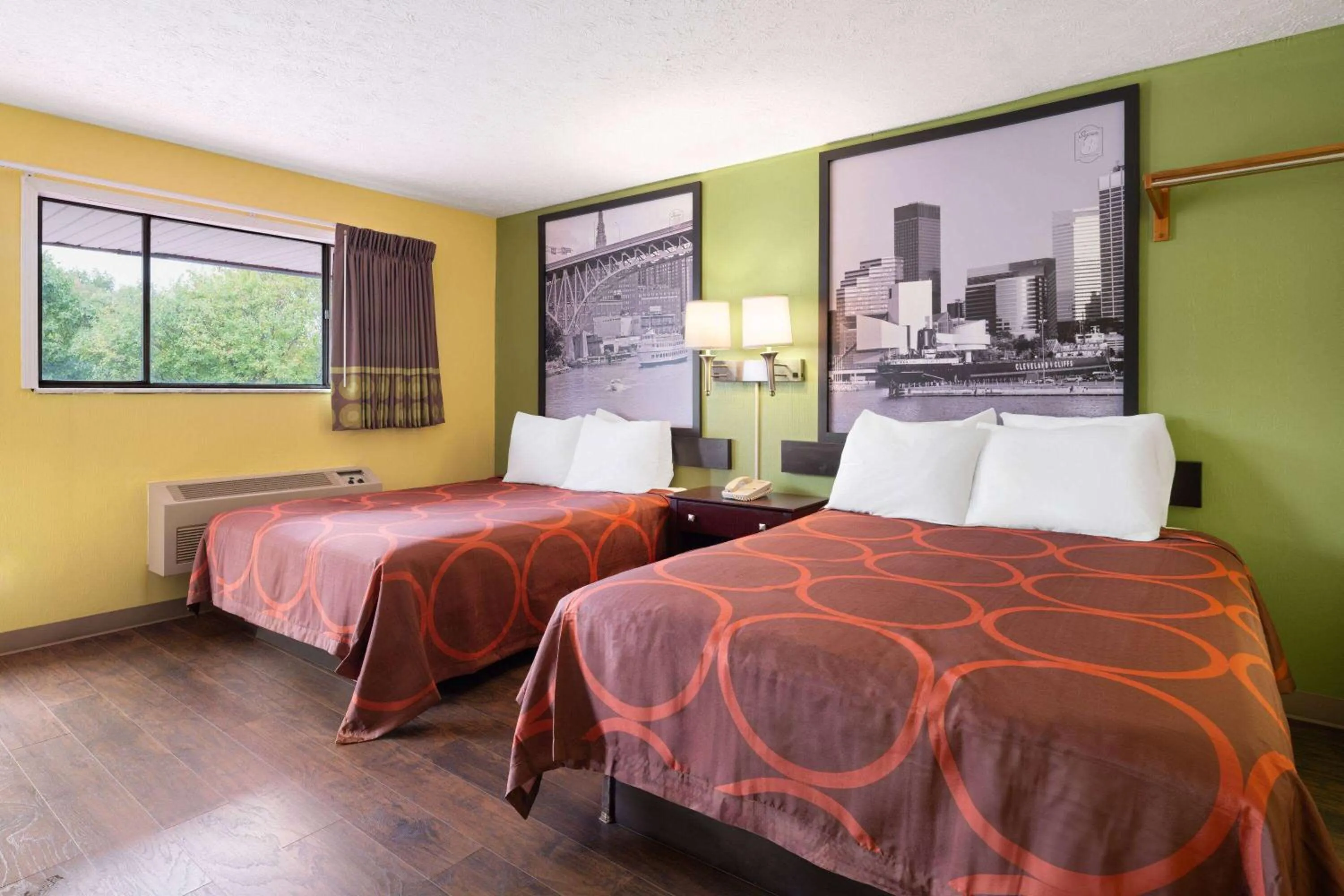 Photo of the whole room, Bed in Super 8 by Wyndham Youngstown Girard