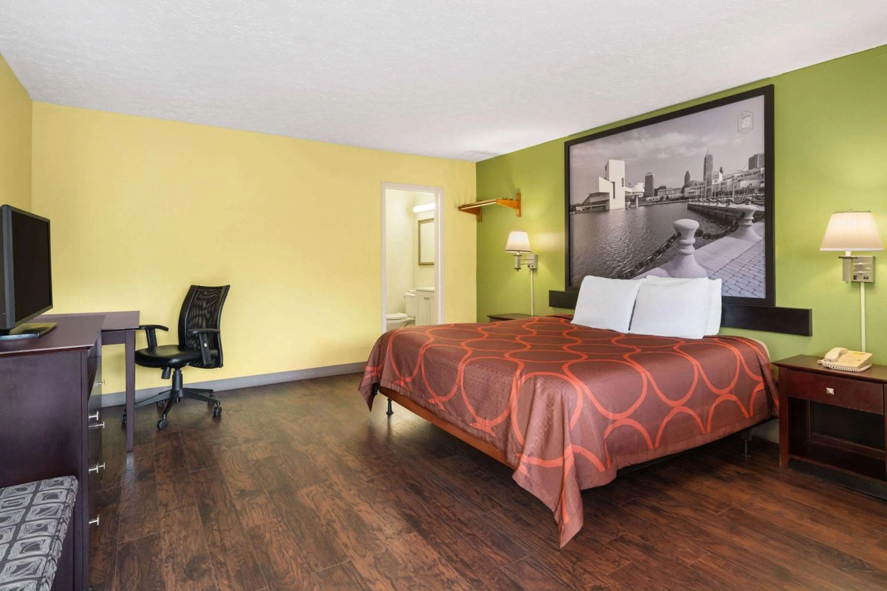 Photo of the whole room, Bed in Super 8 by Wyndham Youngstown Girard