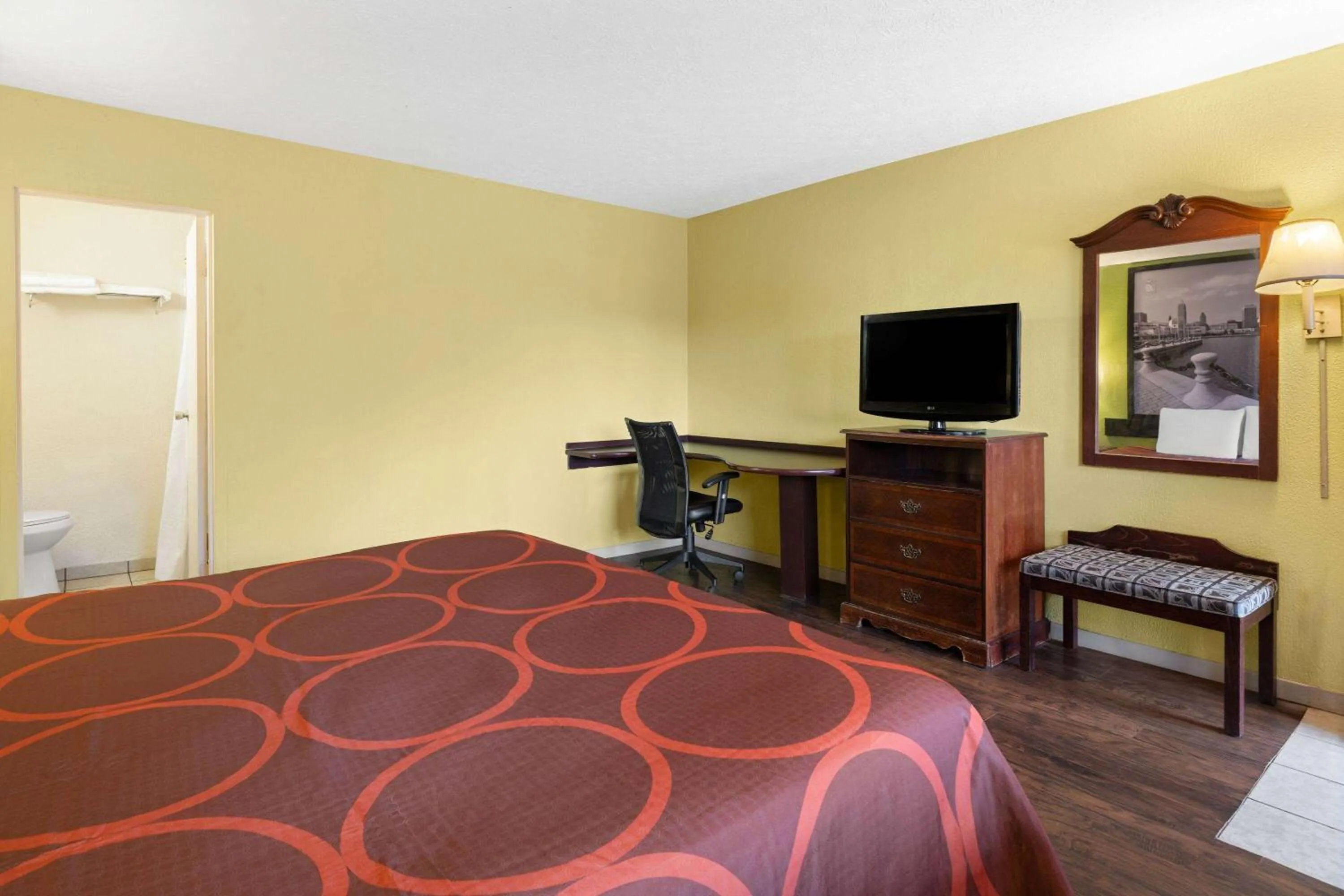 Photo of the whole room, Bed in Super 8 by Wyndham Youngstown Girard