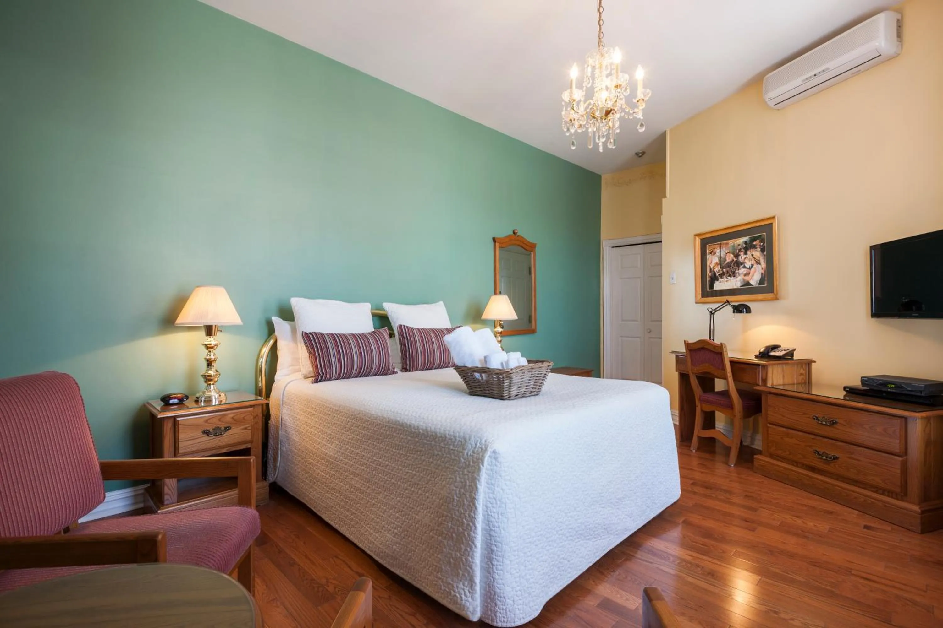 Photo of the whole room, Bed in Hotel Chateau de l'Argoat