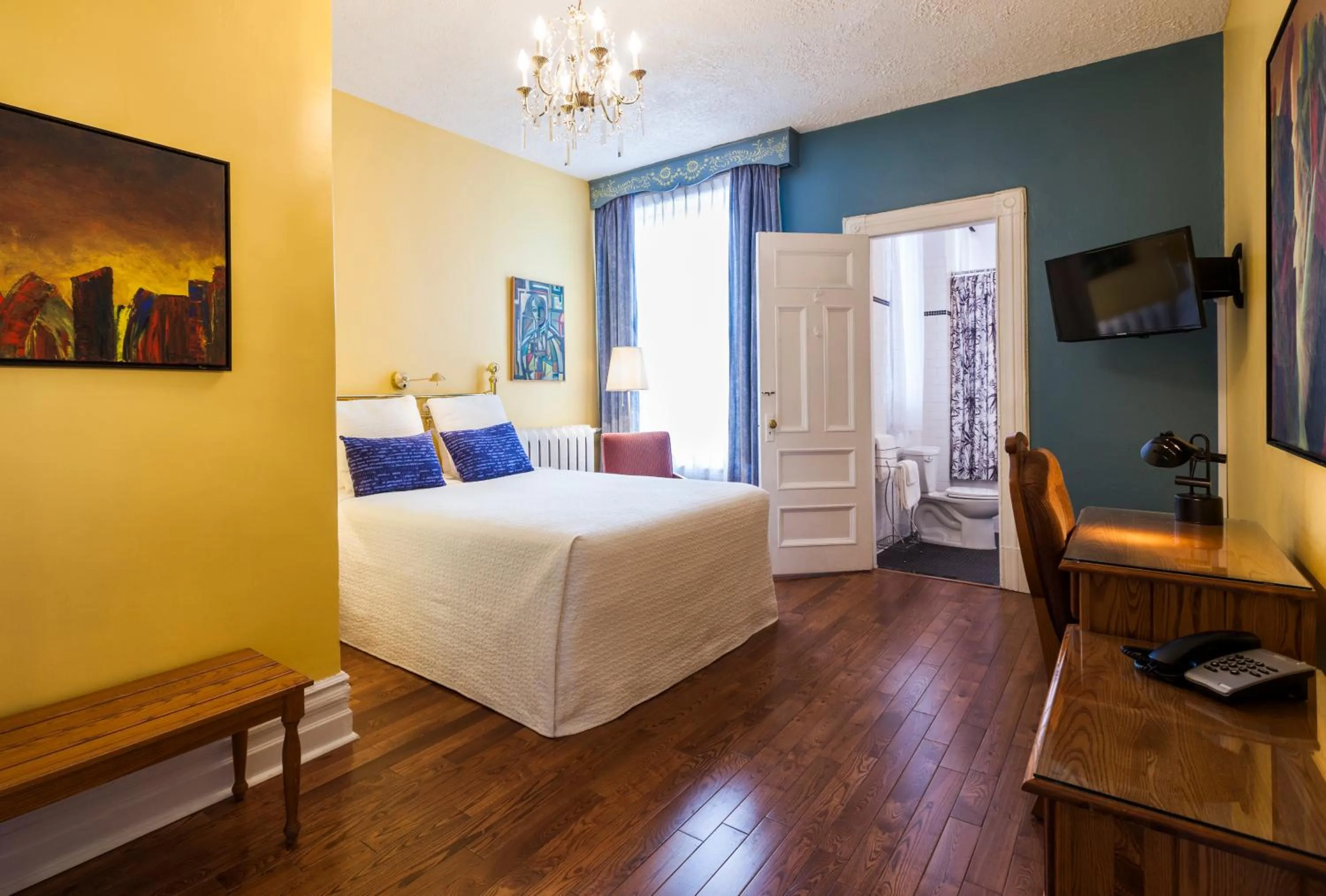 Day, Bed in Hotel Chateau de l'Argoat