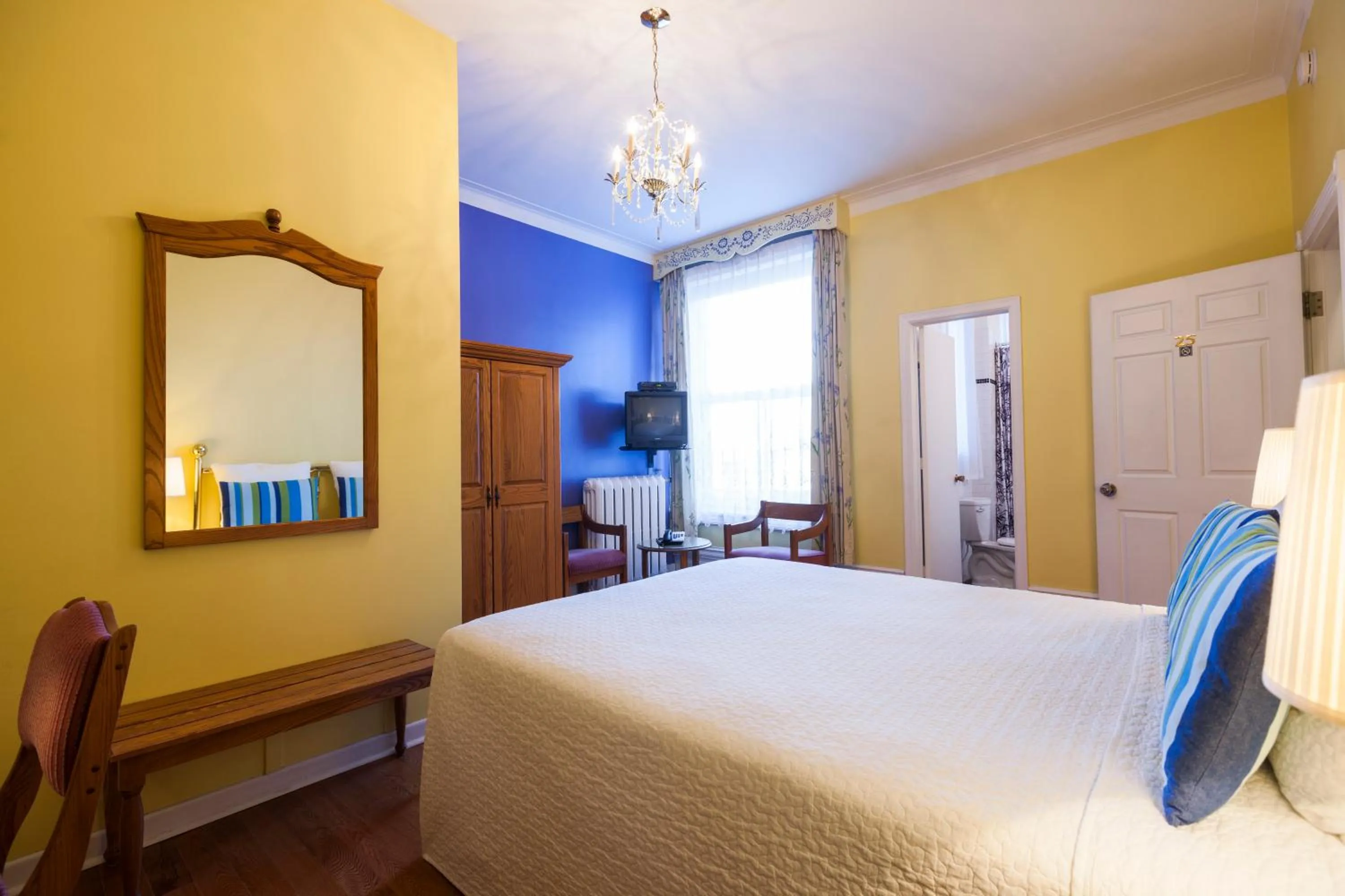 Bed in Hotel Chateau de l'Argoat