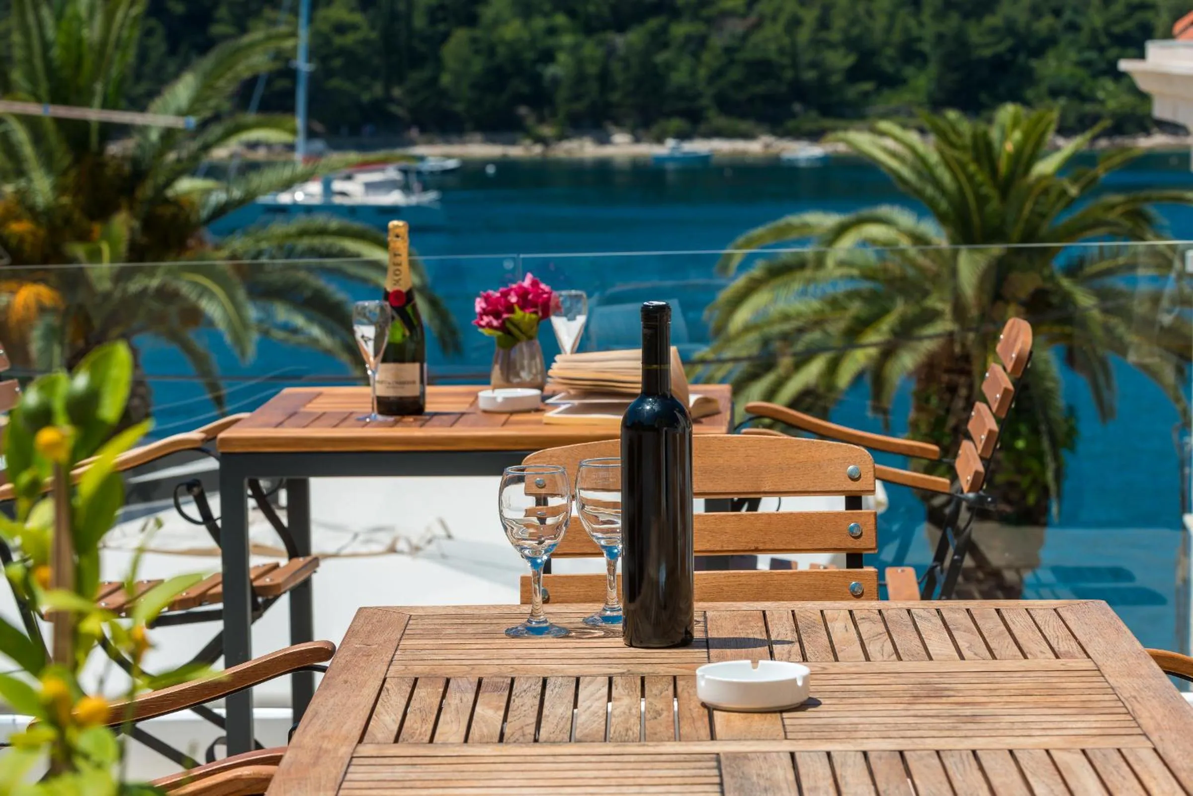 Restaurant/places to eat in Casa Antika Suites