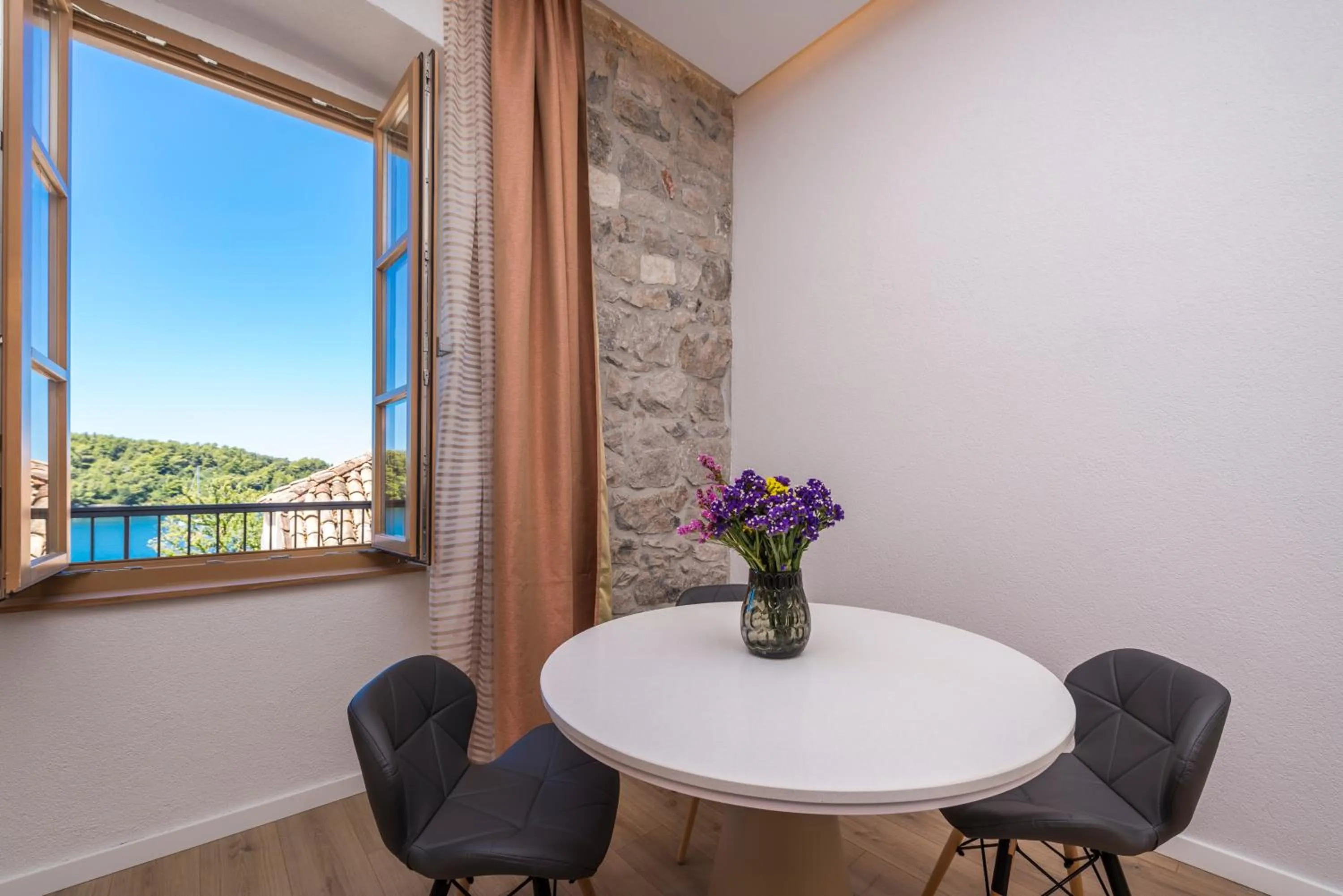 Dining area in Casa Antika Suites