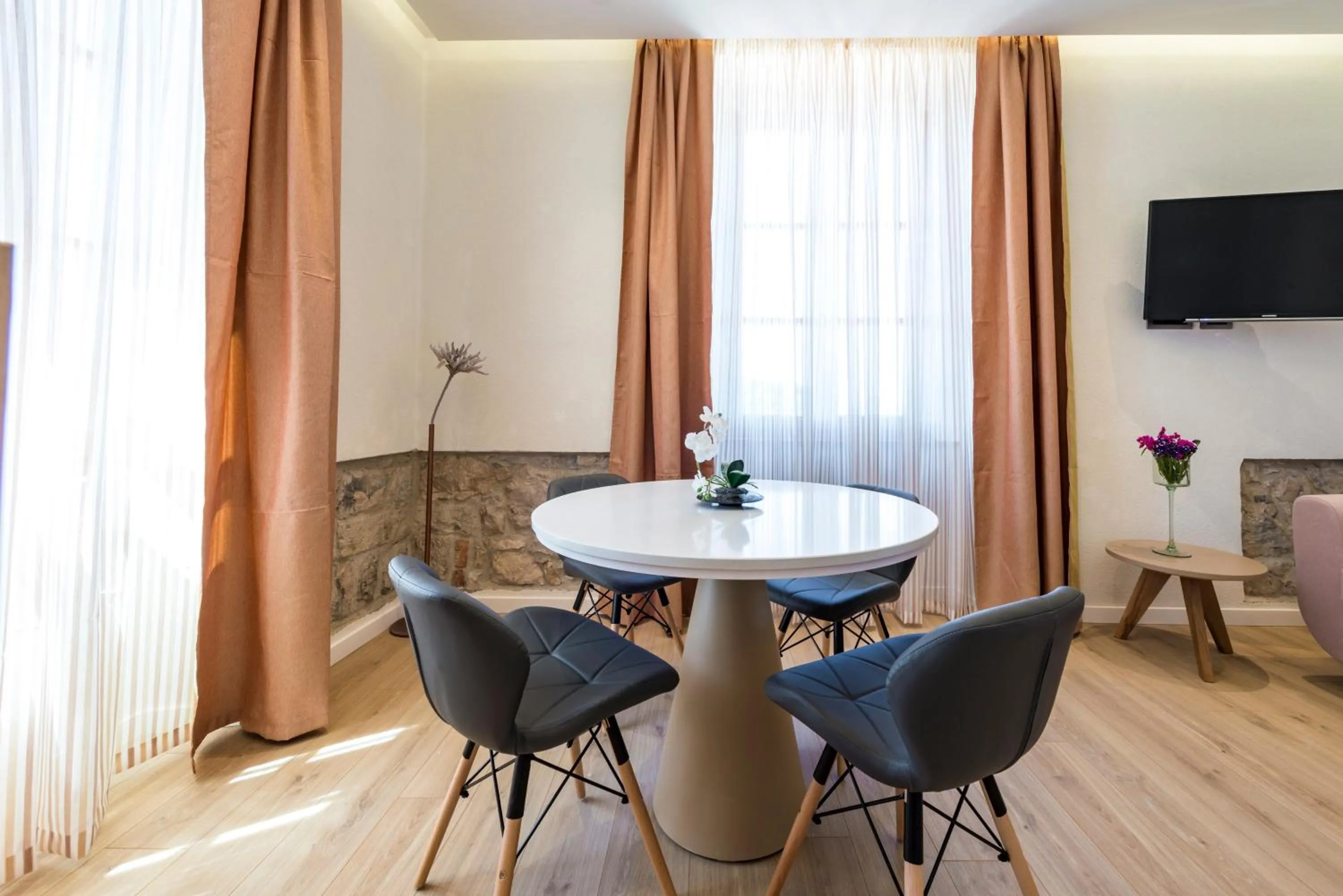 TV and multimedia in Casa Antika Suites