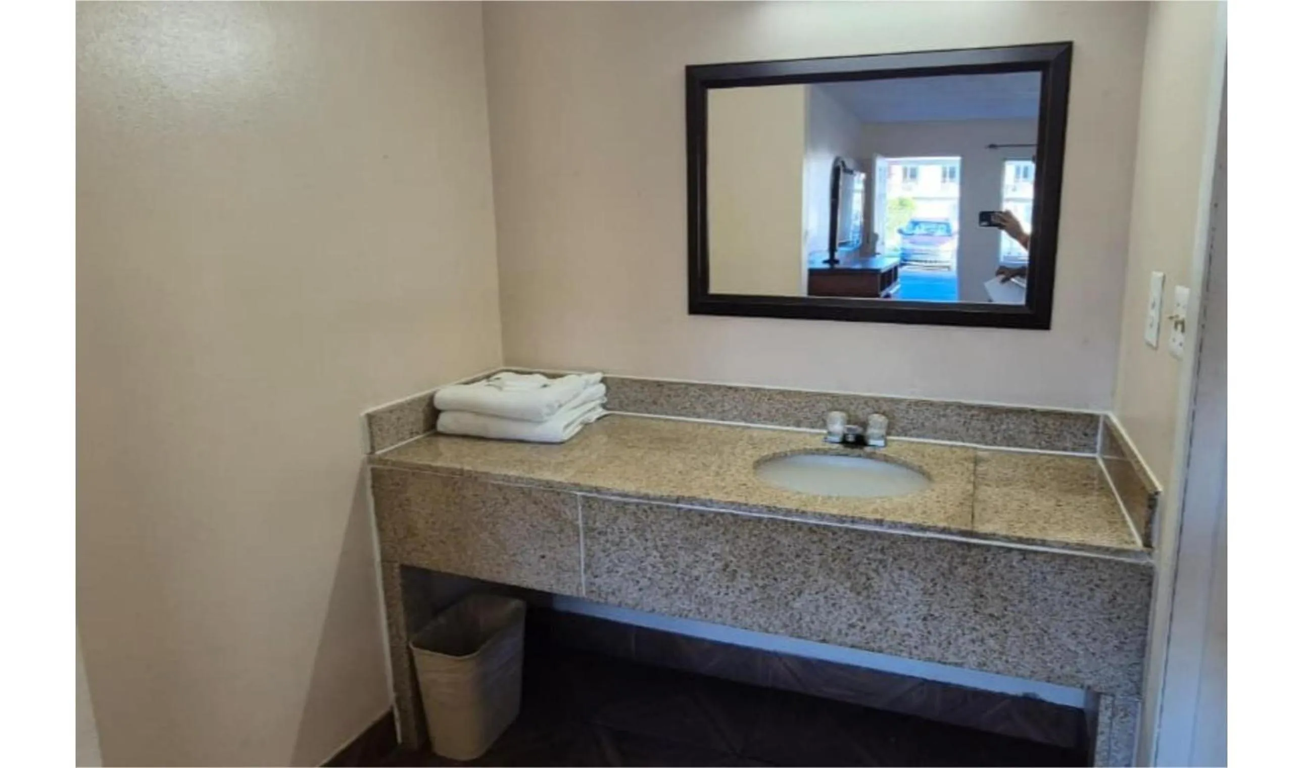 Bathroom in Central Motel Kissimmee Near Disney World