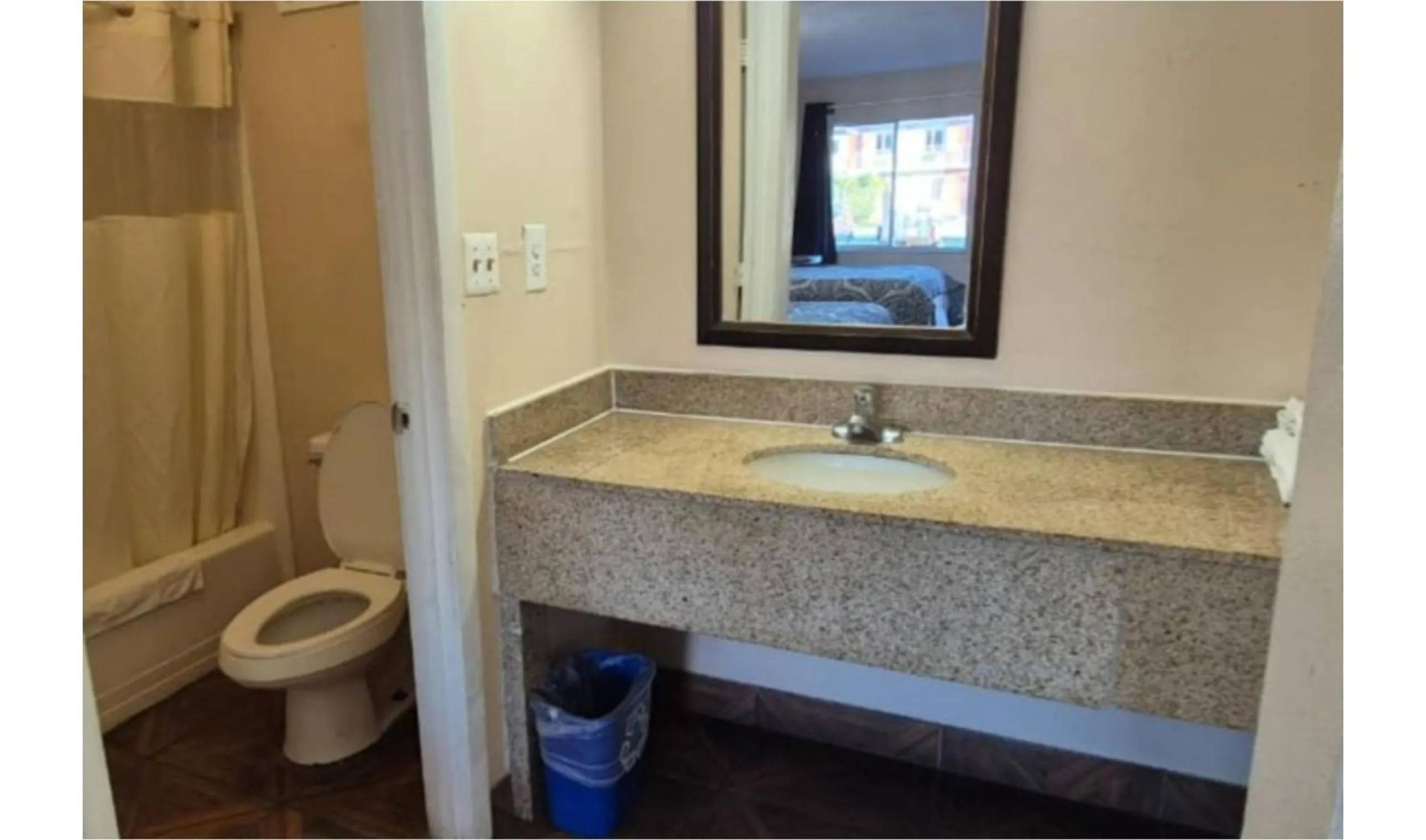 Bathroom in Central Motel Kissimmee Near Disney World