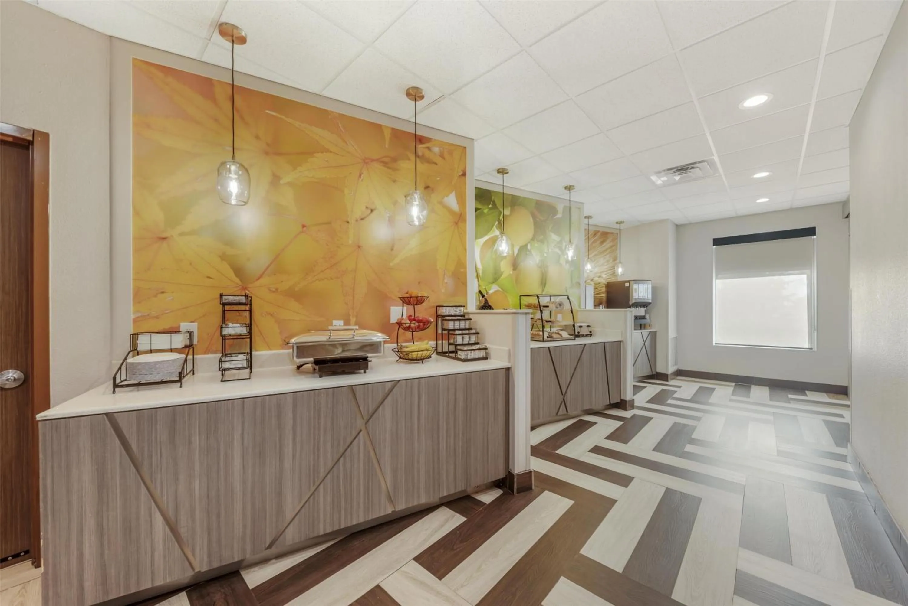 Breakfast in Best Western Green Oak Inn & Suites