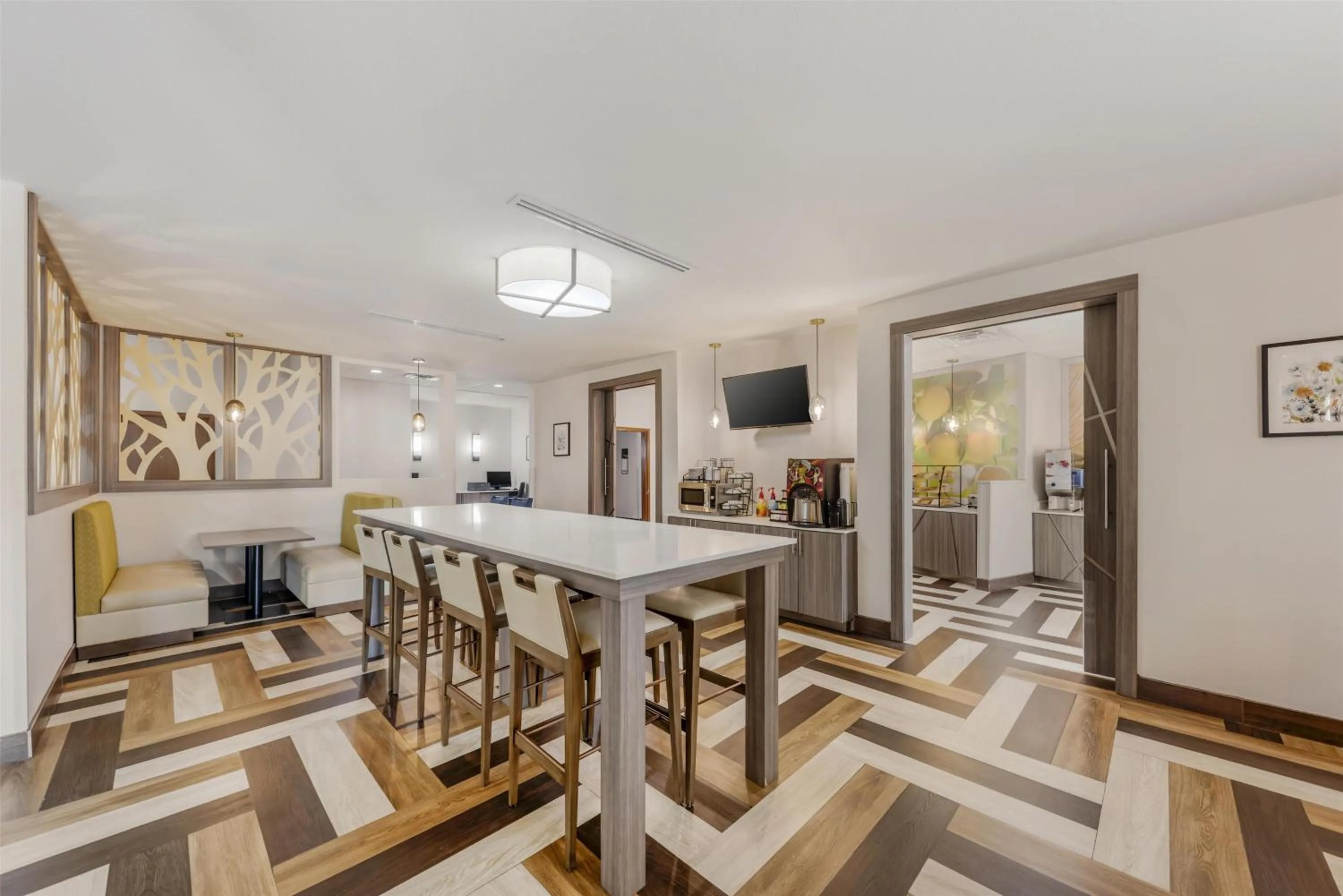 Breakfast in Best Western Green Oak Inn & Suites