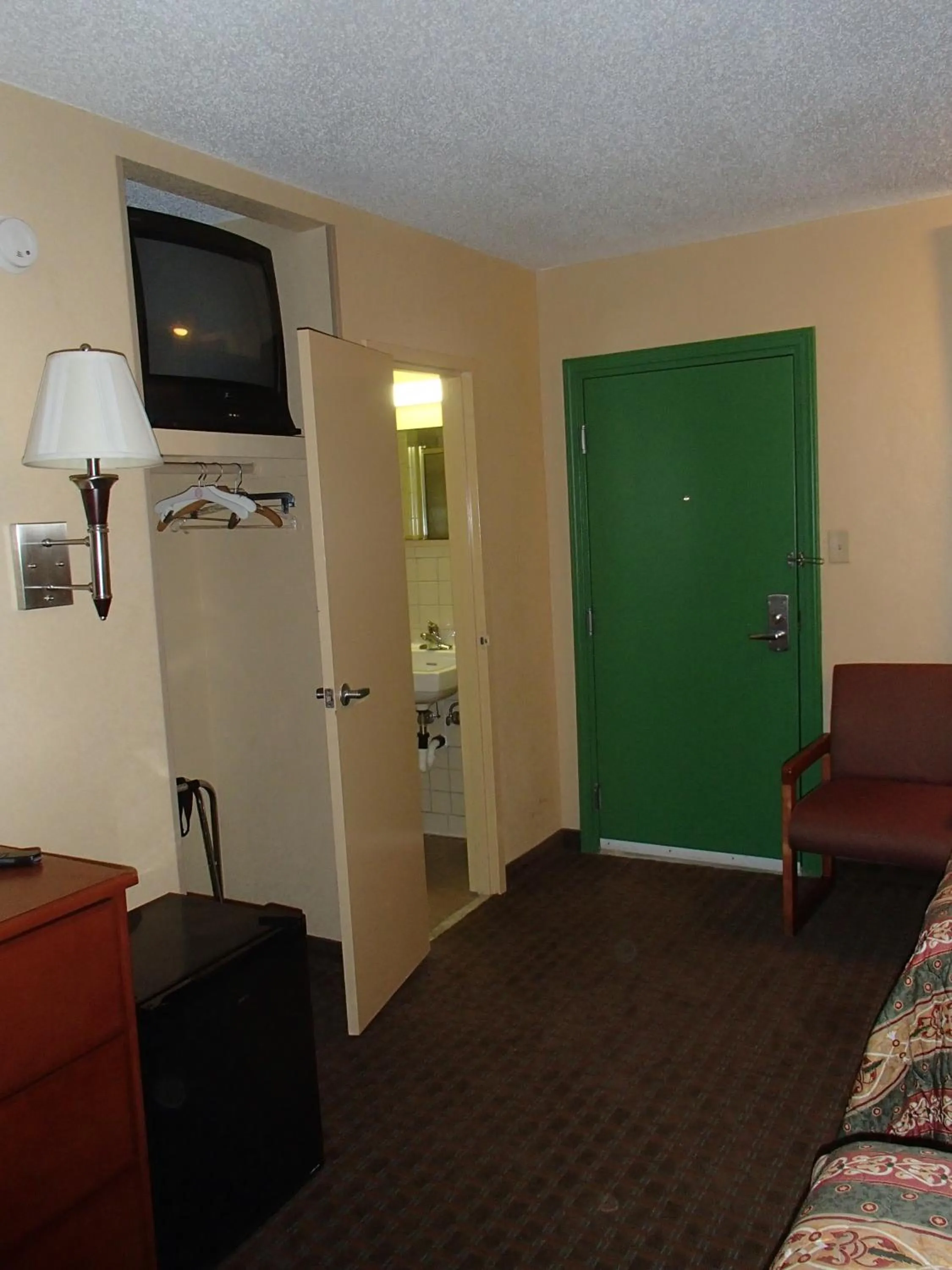 Photo of the whole room, Bed in Royal Inn Of New Orleans