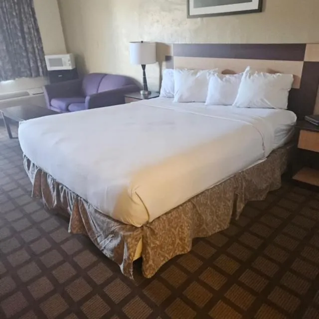 Bed in Americas Best Value Inn Wendover