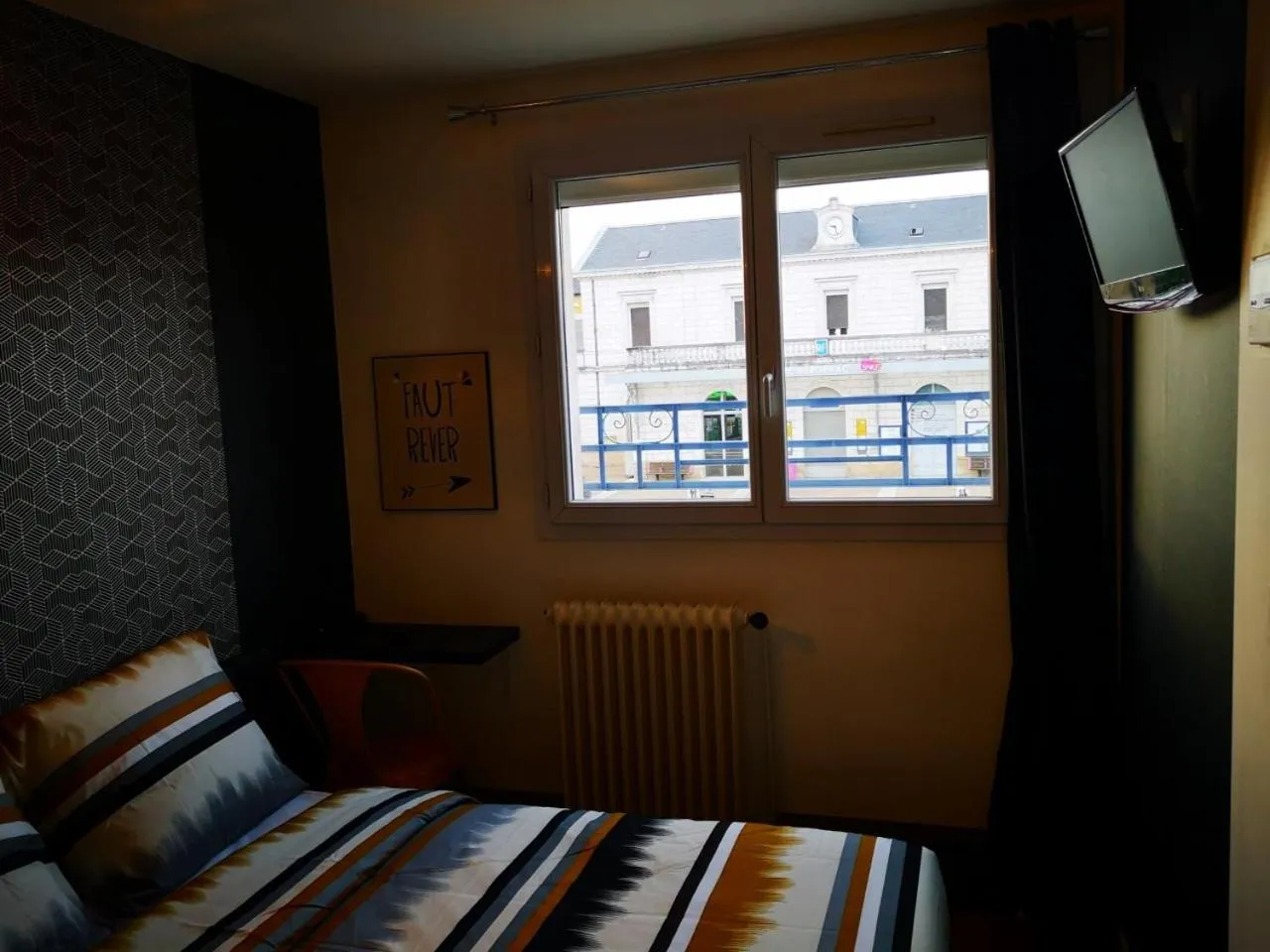 Bed in Hôtel Brasserie L'ESCALE, secteur Gare de Bergerac