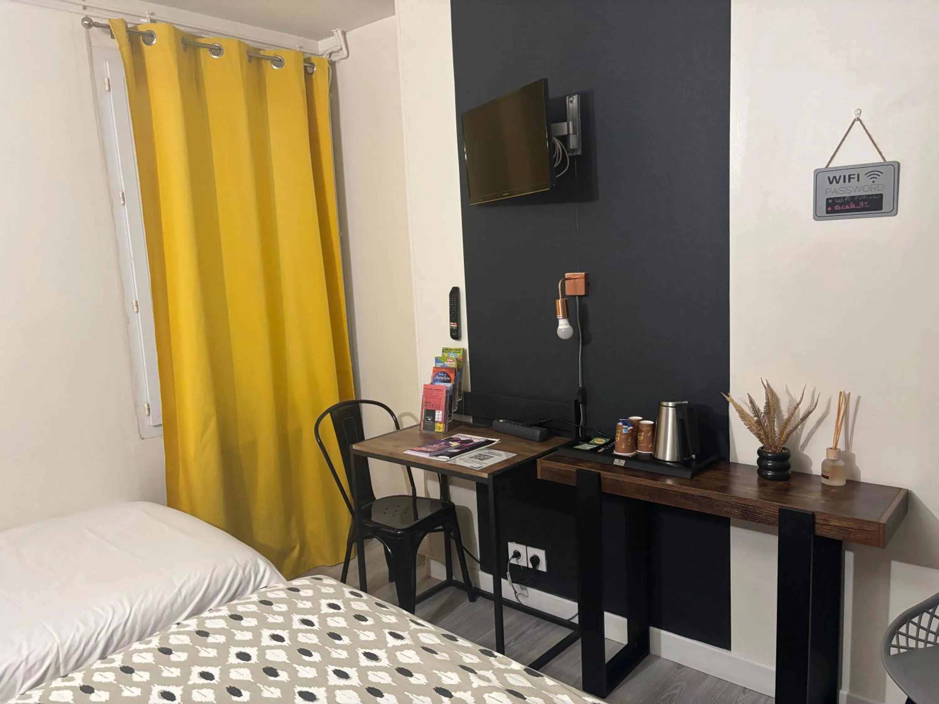 Bed in Hôtel Brasserie L'ESCALE, secteur Gare de Bergerac