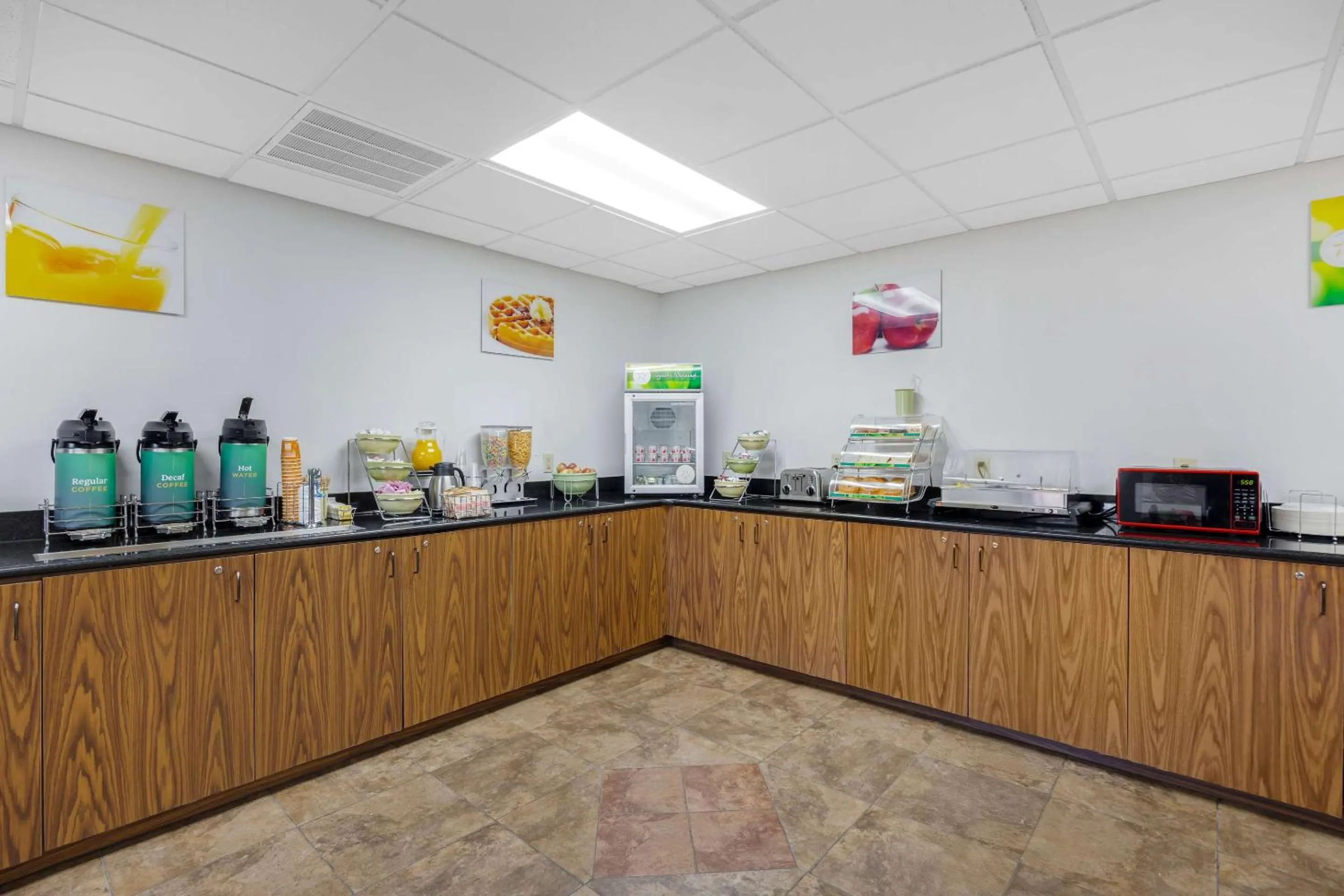 Breakfast in Quality Inn & Suites Monterey I-40