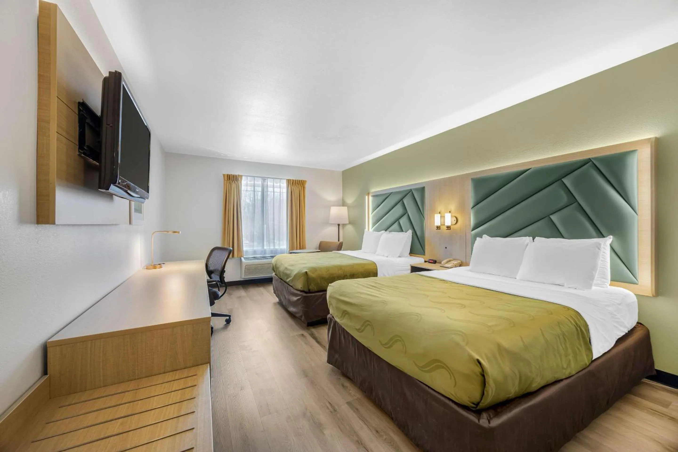 Bedroom, Bed in Quality Inn & Suites Monterey I-40