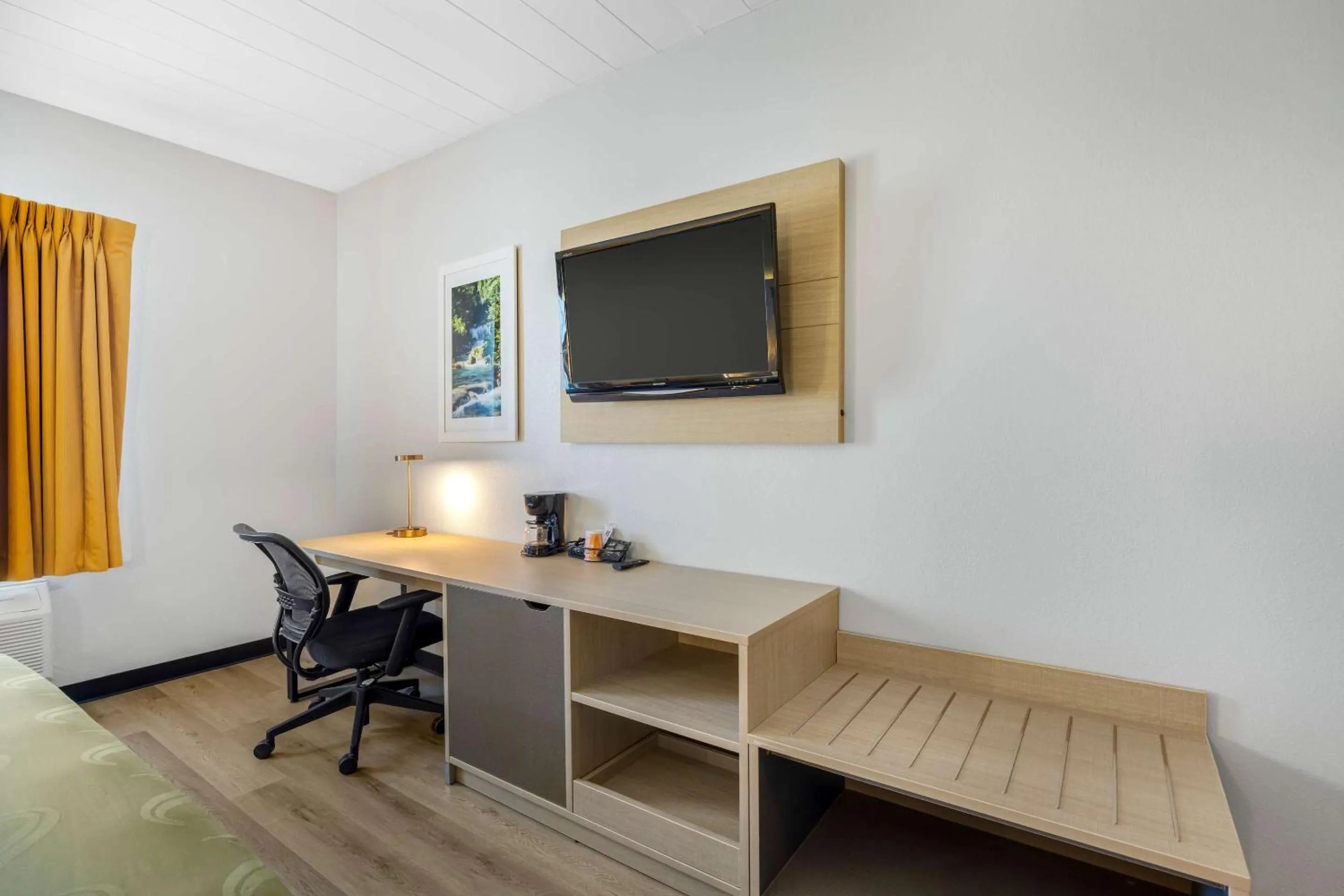 Bedroom in Quality Inn & Suites Monterey I-40