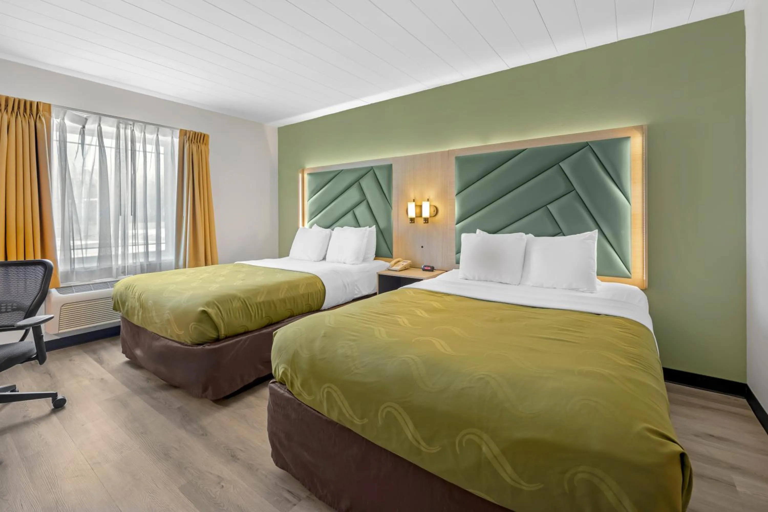 Bed in Quality Inn & Suites Monterey I-40