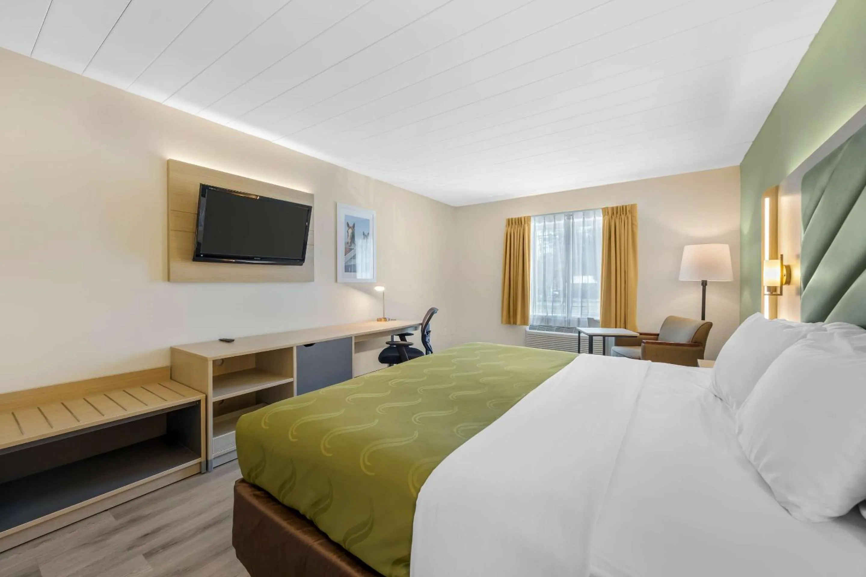 Bedroom, Bed in Quality Inn & Suites Monterey I-40