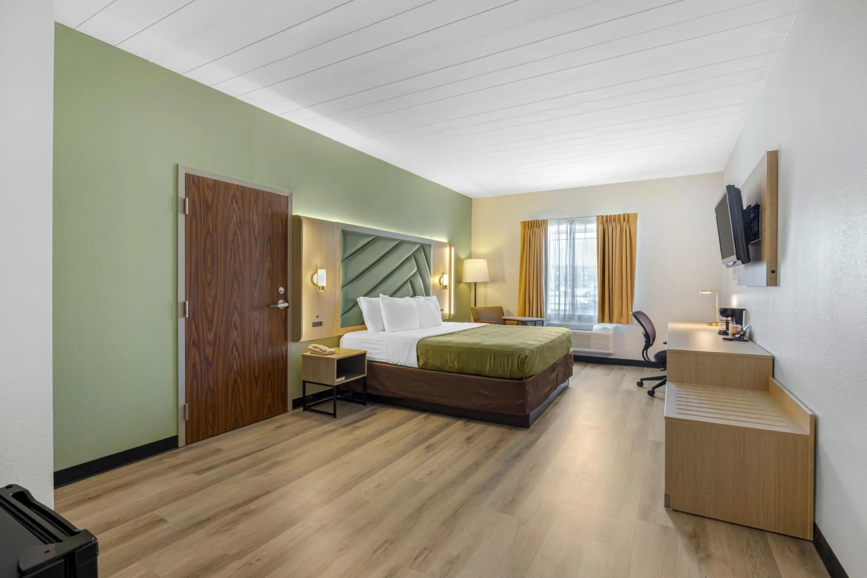 Bed in Quality Inn & Suites Monterey I-40