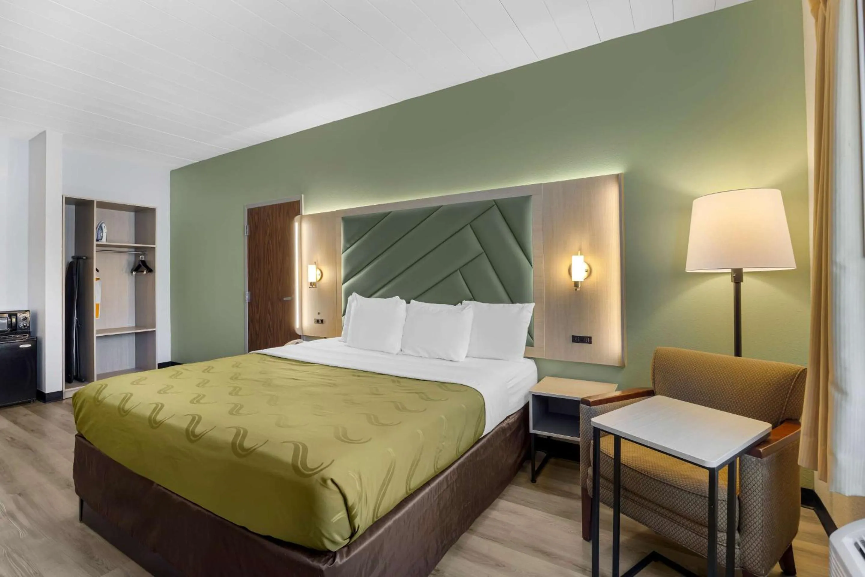 Bedroom, Bed in Quality Inn & Suites Monterey I-40