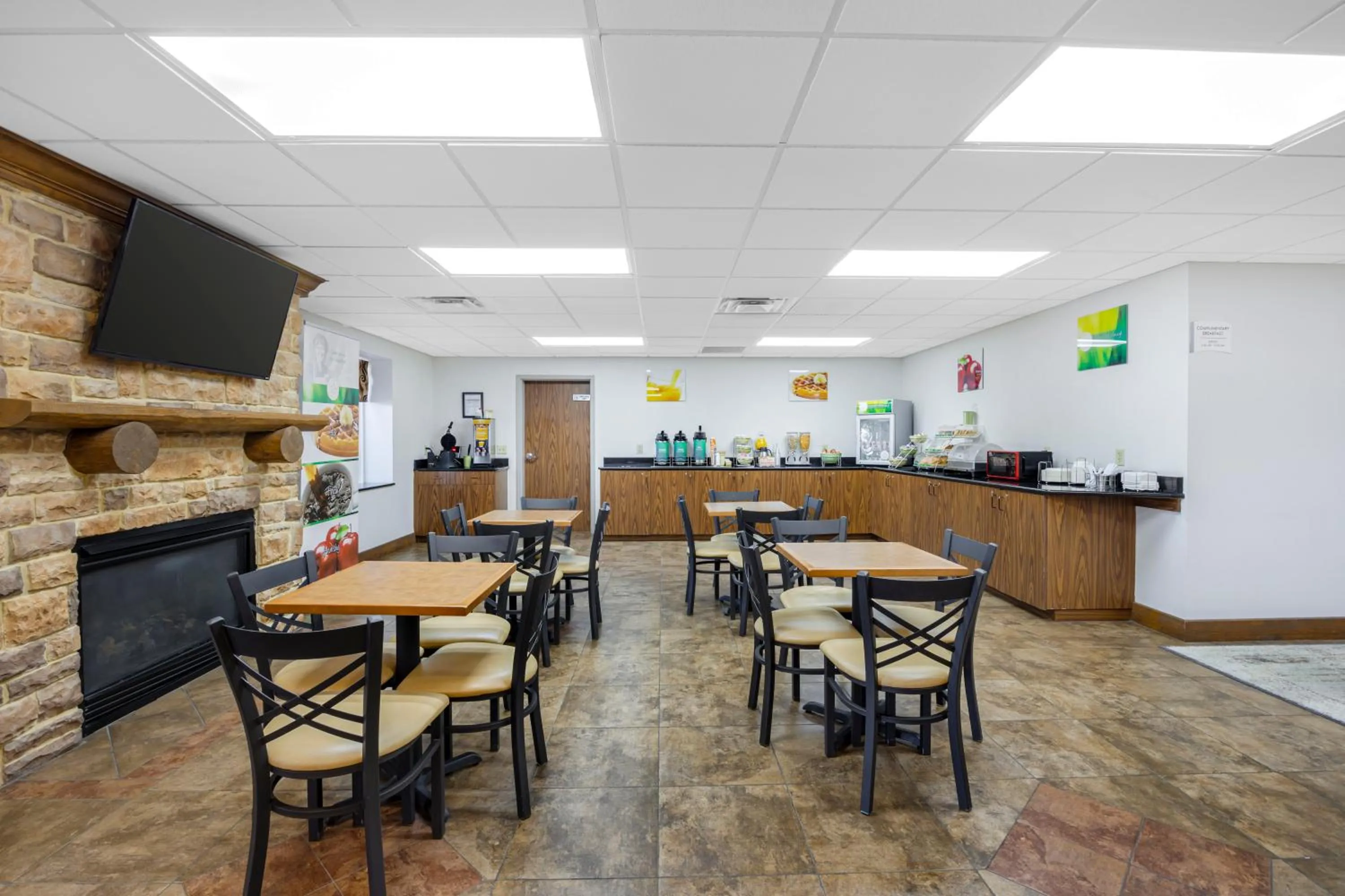 Breakfast in Quality Inn & Suites Monterey I-40