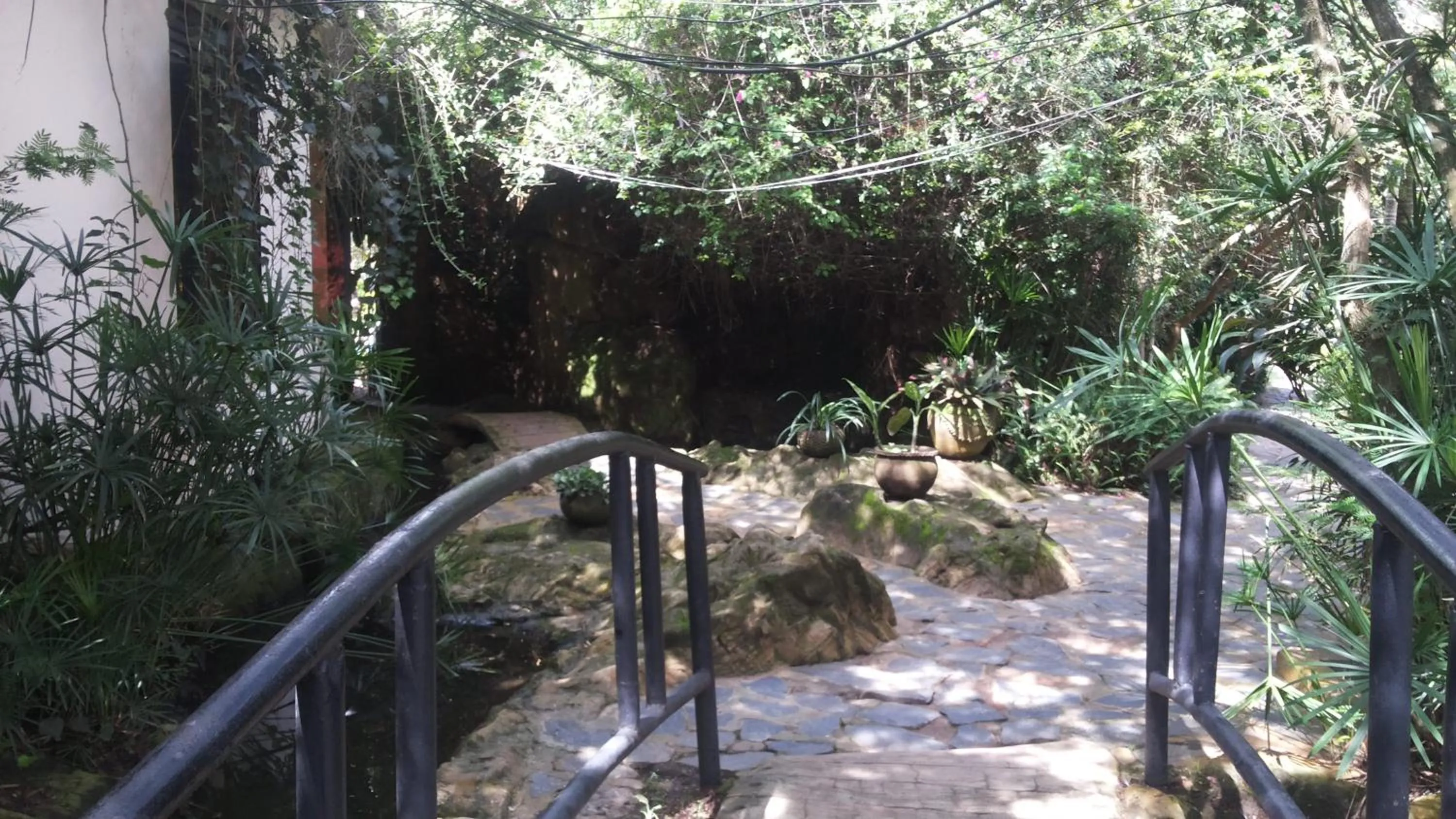 Garden in White Castle Hotel Arua