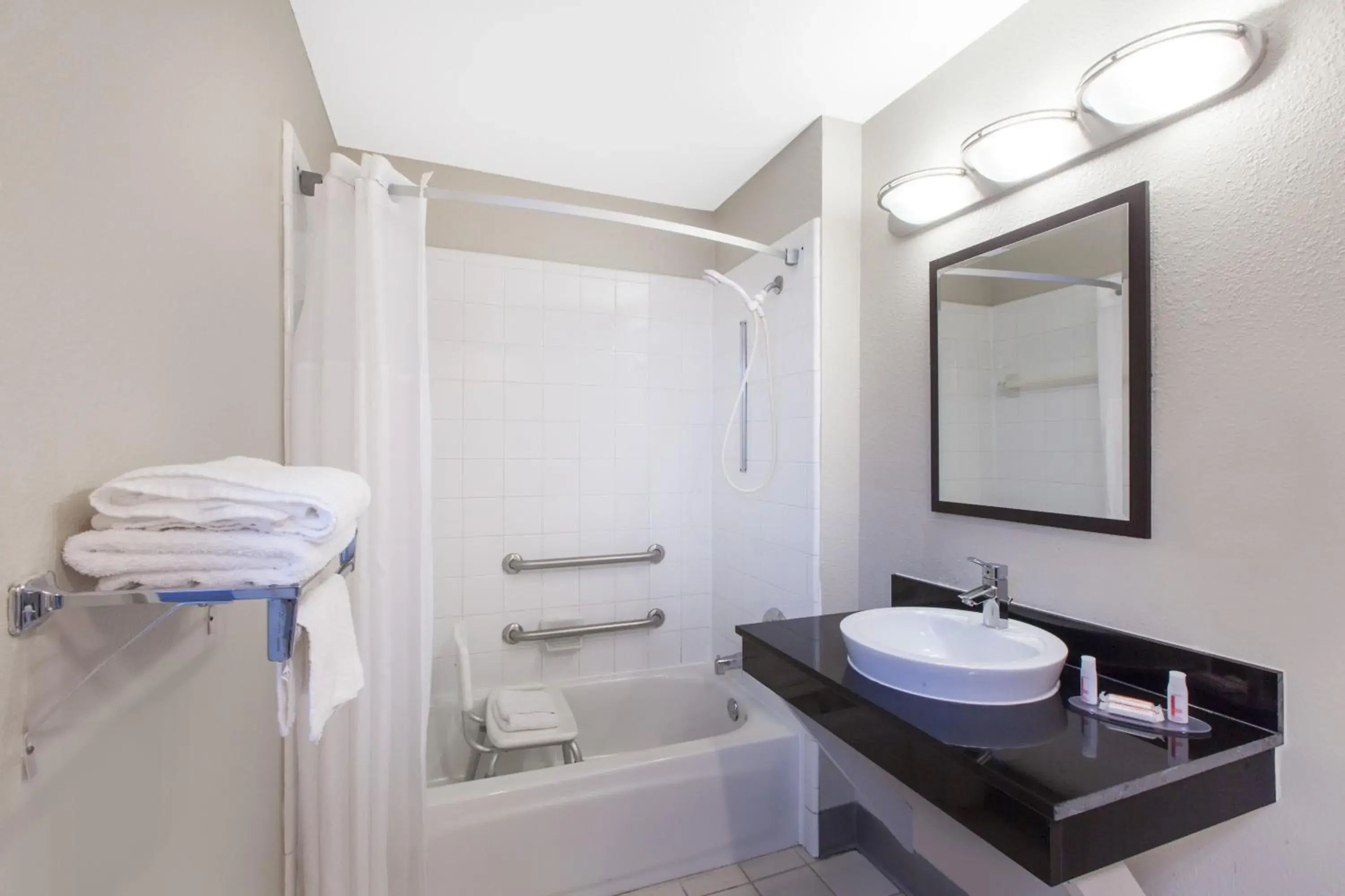 Queen Room with Bath Tub - Mobility/Hearing Accessible - Non-Smoking in Days Inn by Wyndham Ennis Queen Room with Bath Tub - Mobility/Hearing Accessible - Non-Smoking in Days Inn by Wyndham Ennis
