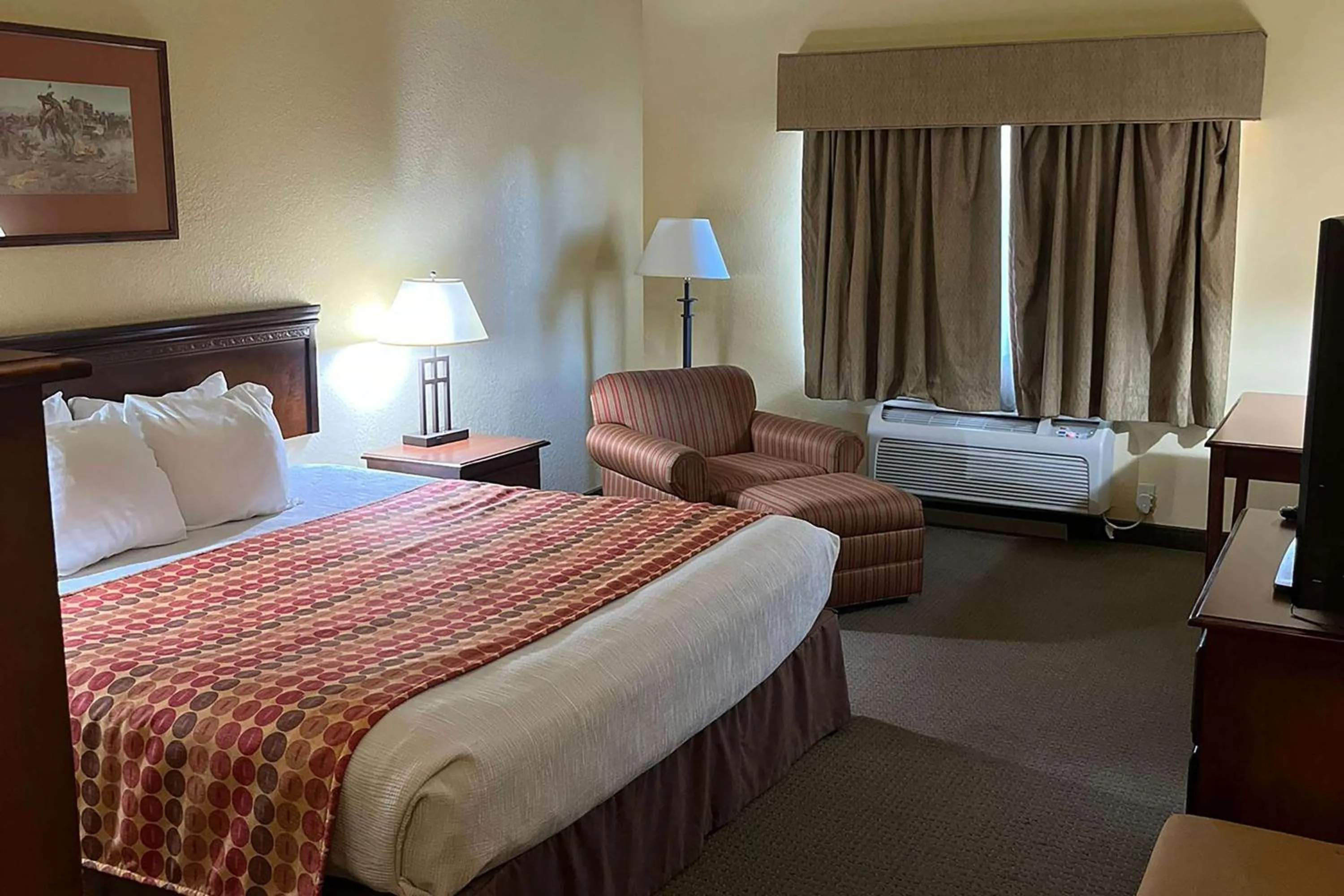 Photo of the whole room, Bed in SureStay Plus Hotel by Best Western Coffeyville