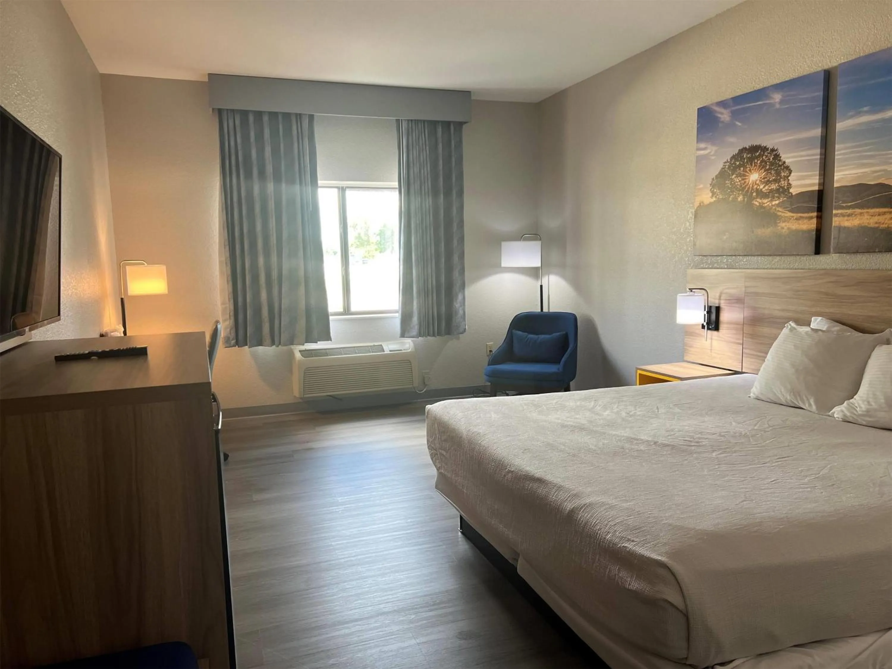 Photo of the whole room, Bed in Days Inn by Wyndham Coffeyville, Kansas