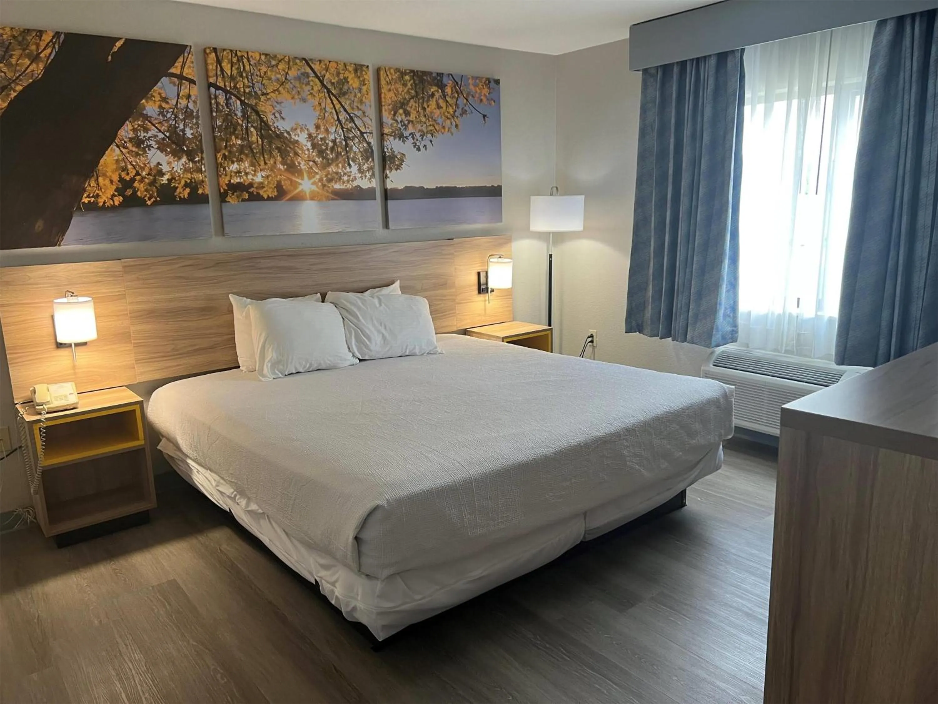 Photo of the whole room, Bed in Days Inn by Wyndham Coffeyville, Kansas