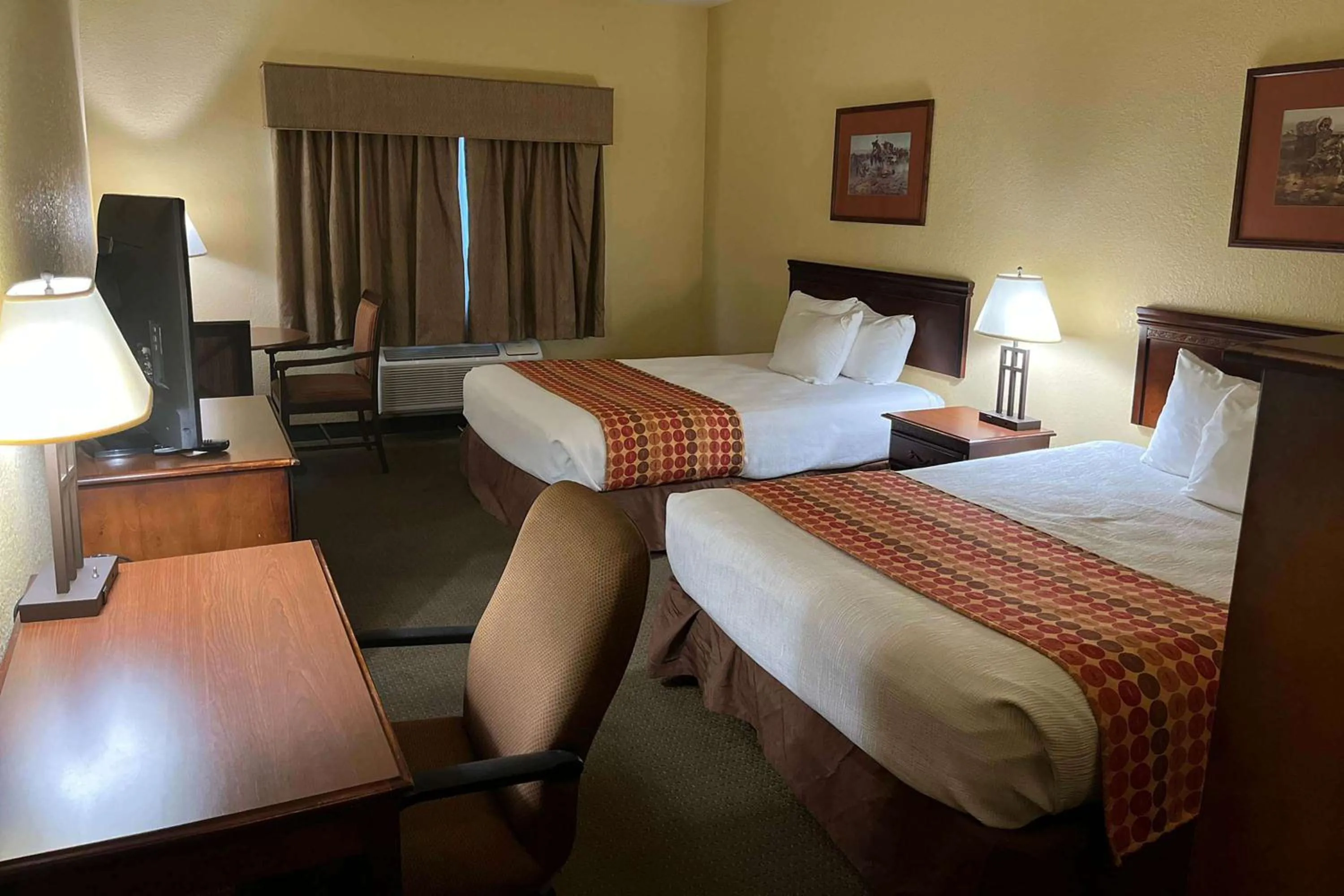 Photo of the whole room, Bed in SureStay Plus Hotel by Best Western Coffeyville