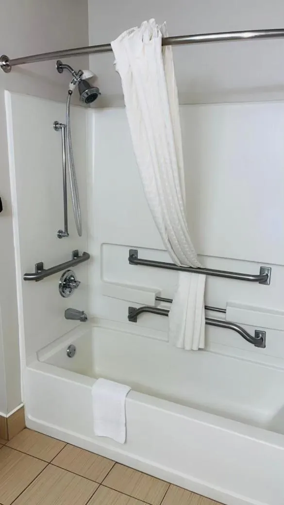 Queen Room with Bathtub - Disability Access/Non-Smoking in Best Western Paradise Inn