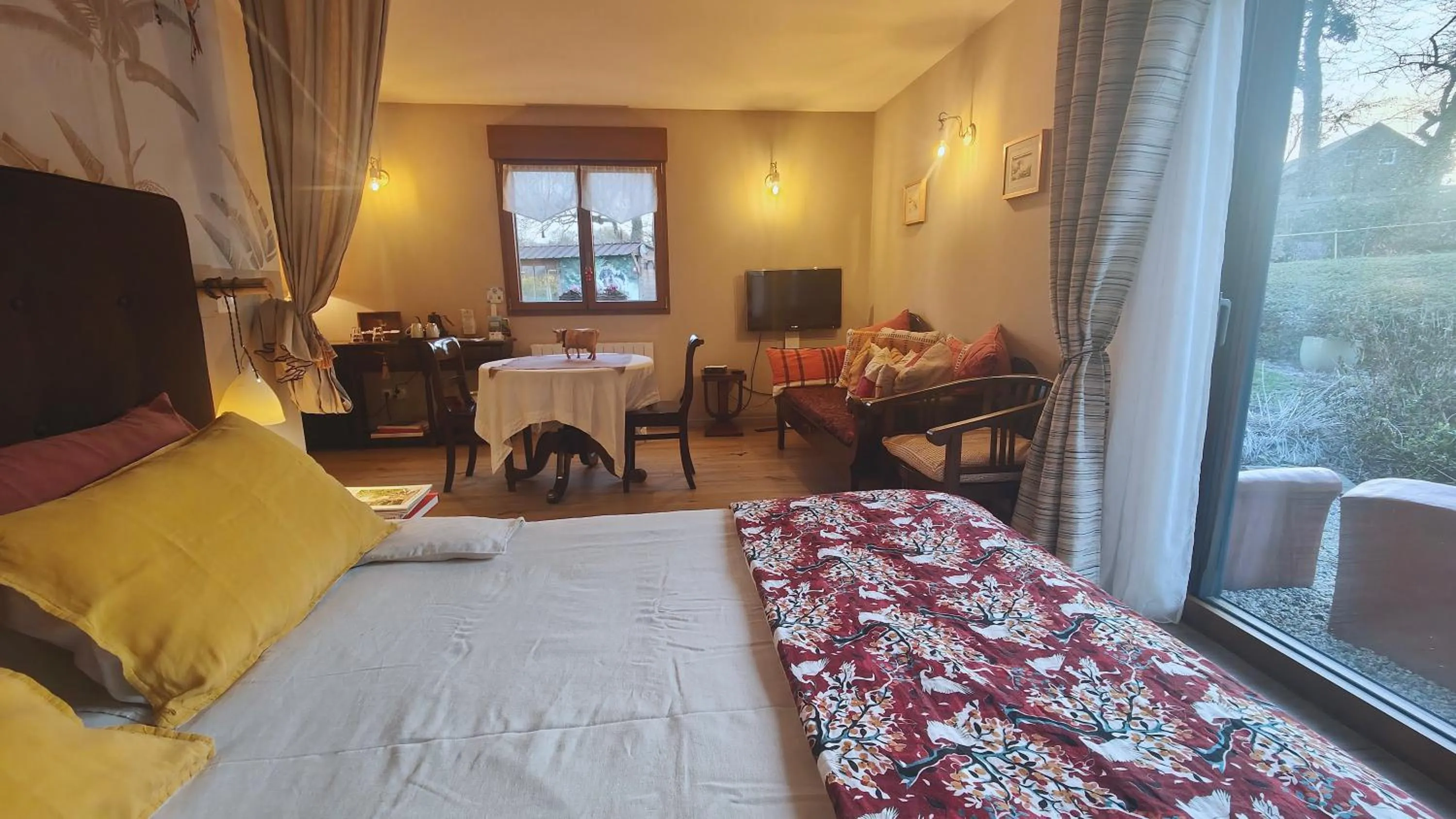 Seating area, Bed in L'Herbe aux Vaches