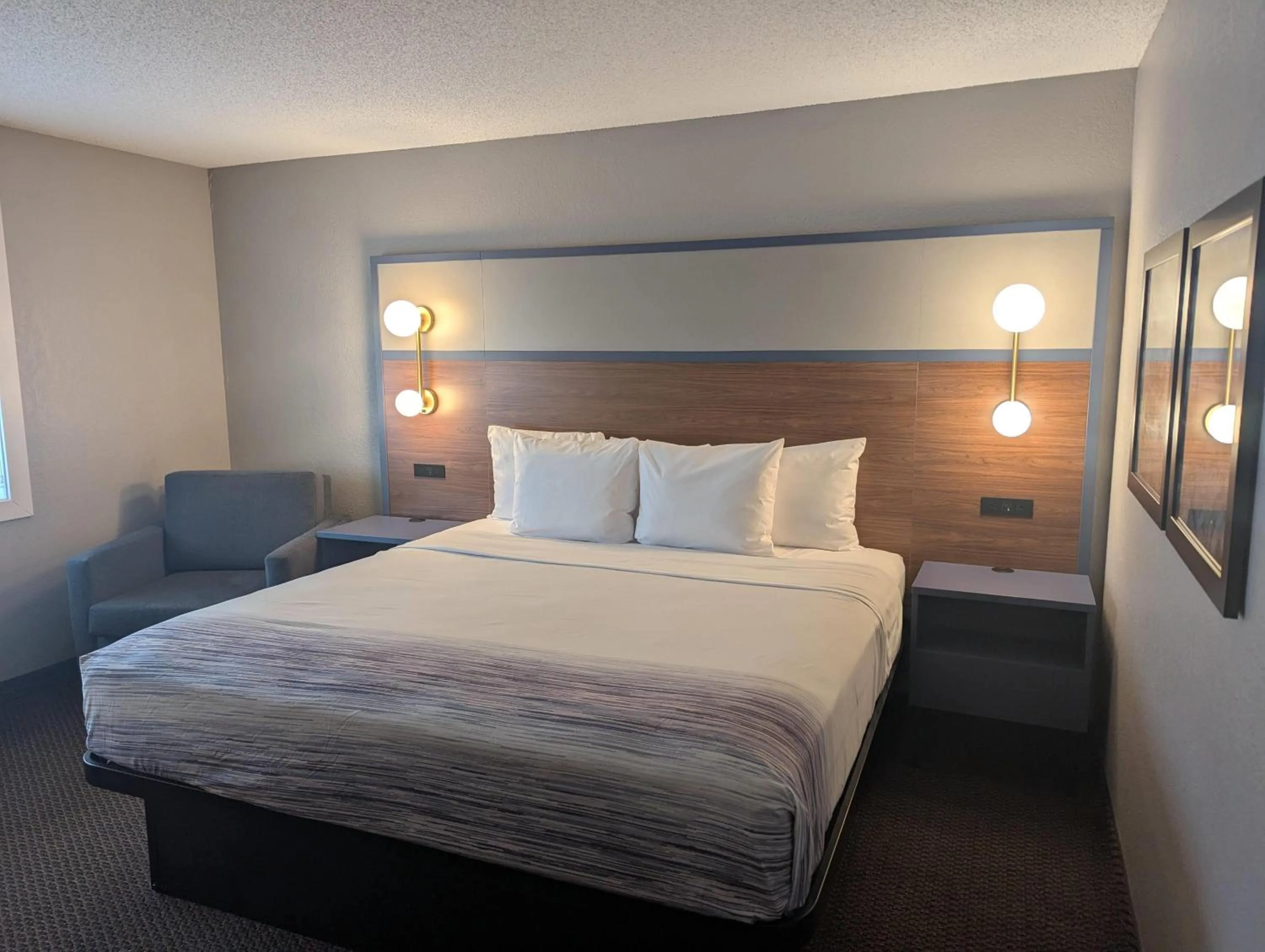 Photo of the whole room, Bed in AmericInn by Wyndham St. Peter
