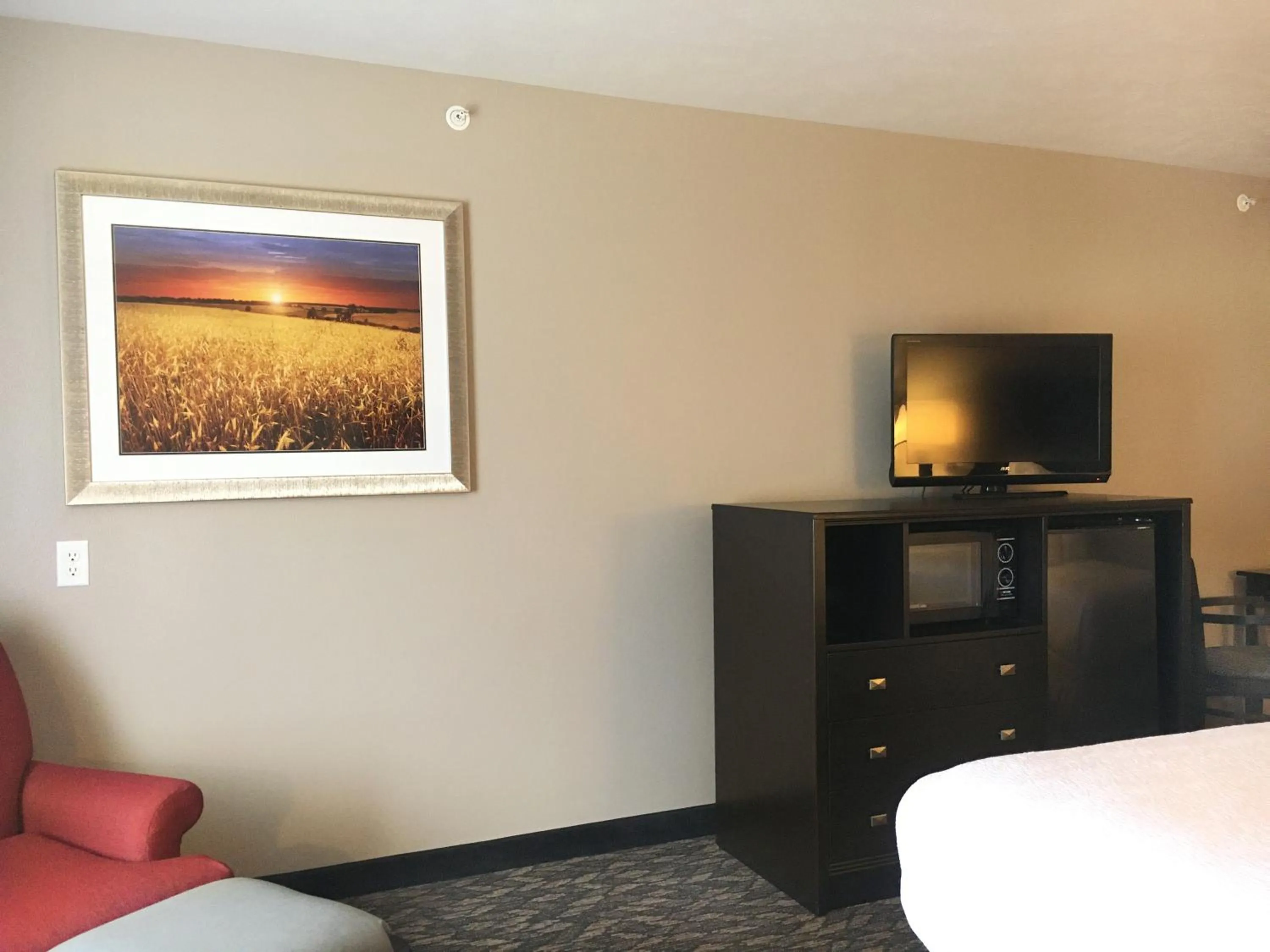 TV and multimedia in Best Western Wheatland Inn
