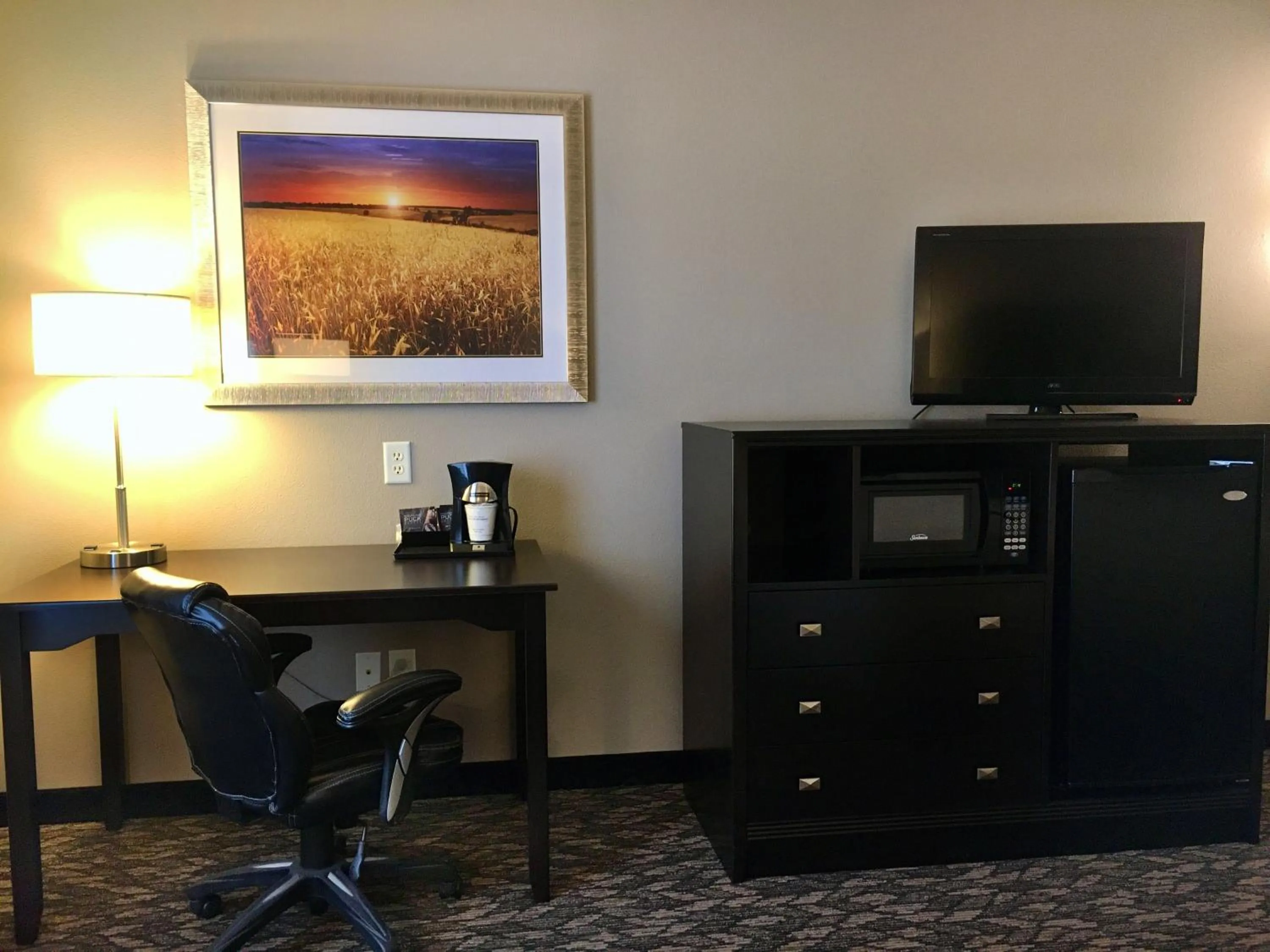 TV and multimedia in Best Western Wheatland Inn