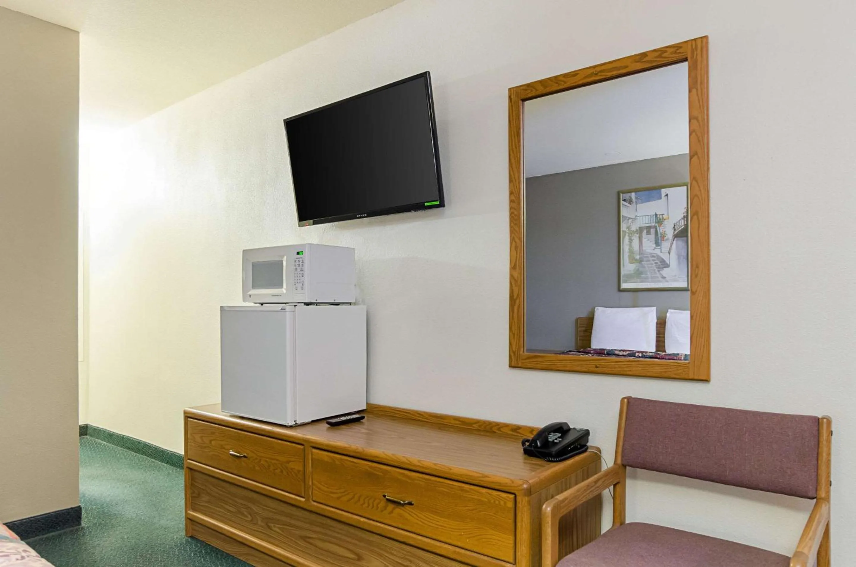 Photo of the whole room, TV/Entertainment Center in Econo Lodge Wakeeney