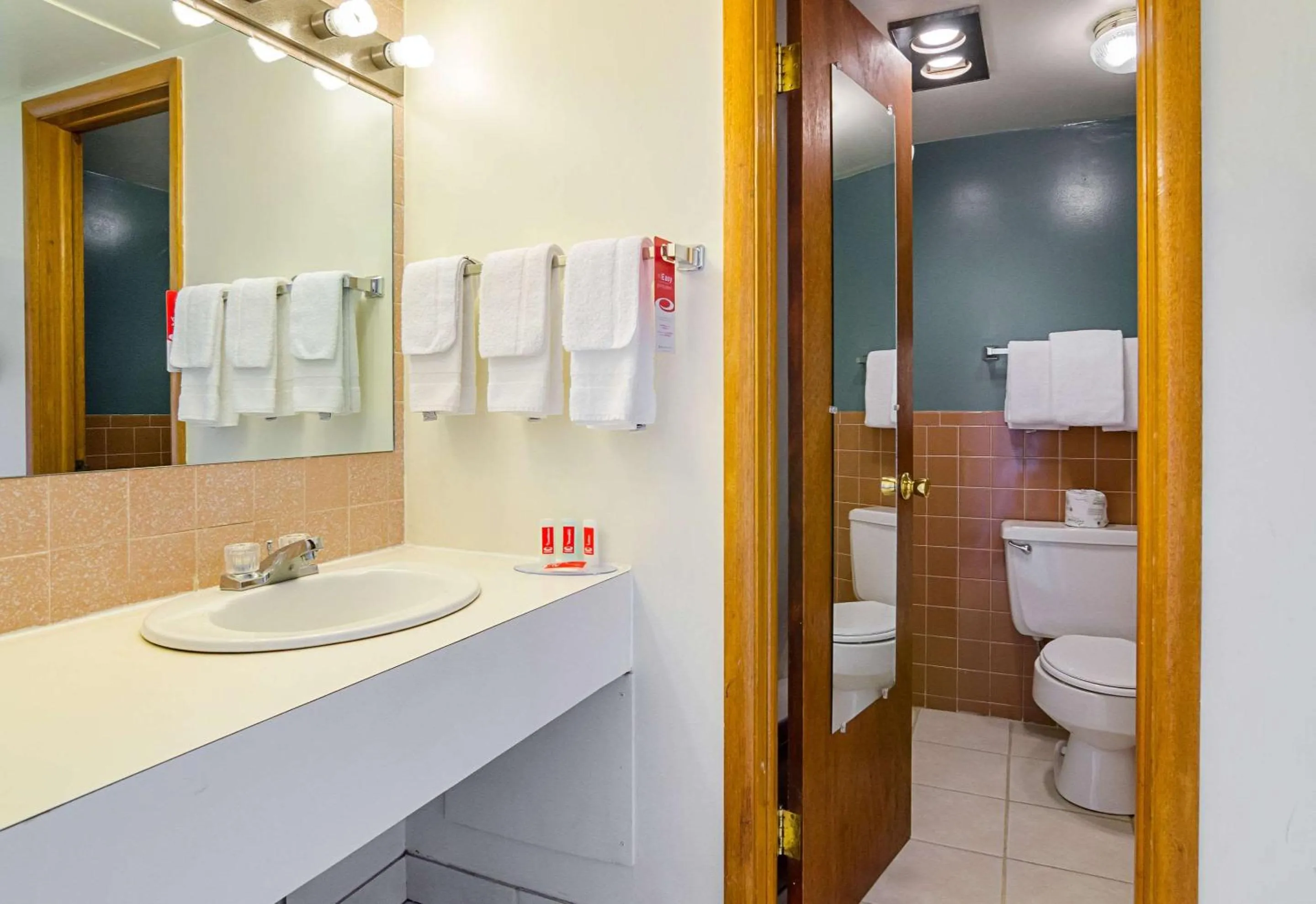 Bathroom in Econo Lodge Wakeeney