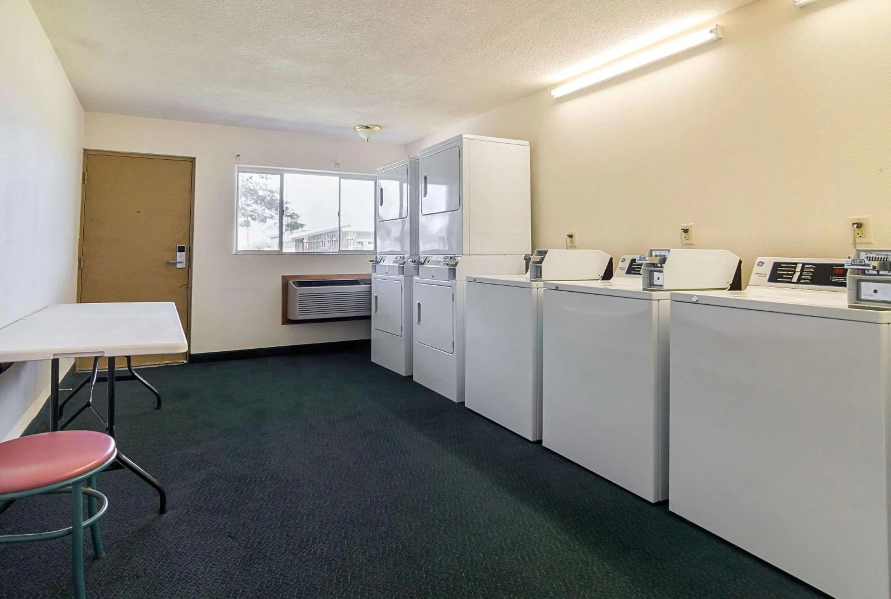 On site, Kitchen/Kitchenette in Econo Lodge Wakeeney