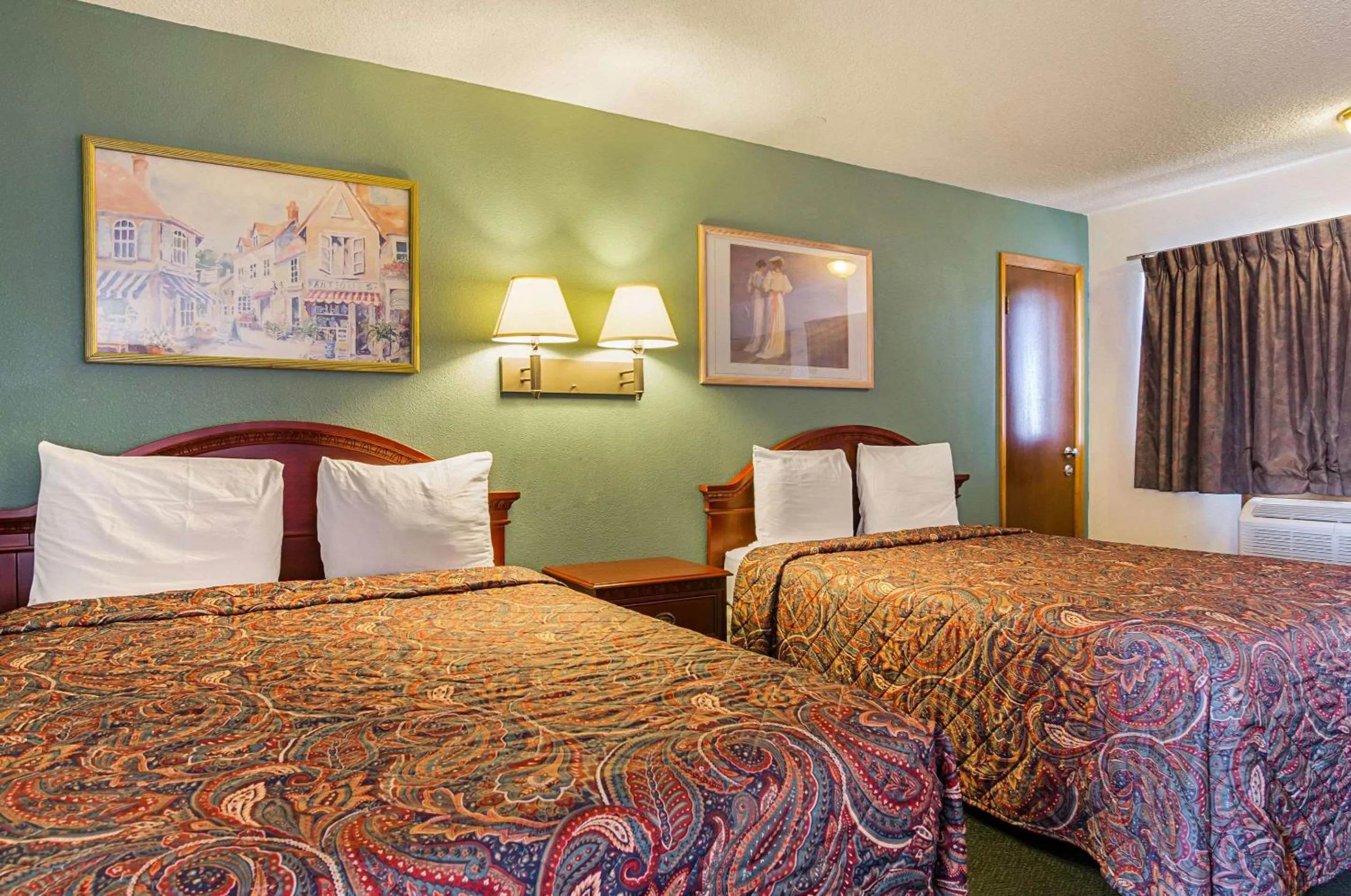 Photo of the whole room in Econo Lodge Wakeeney