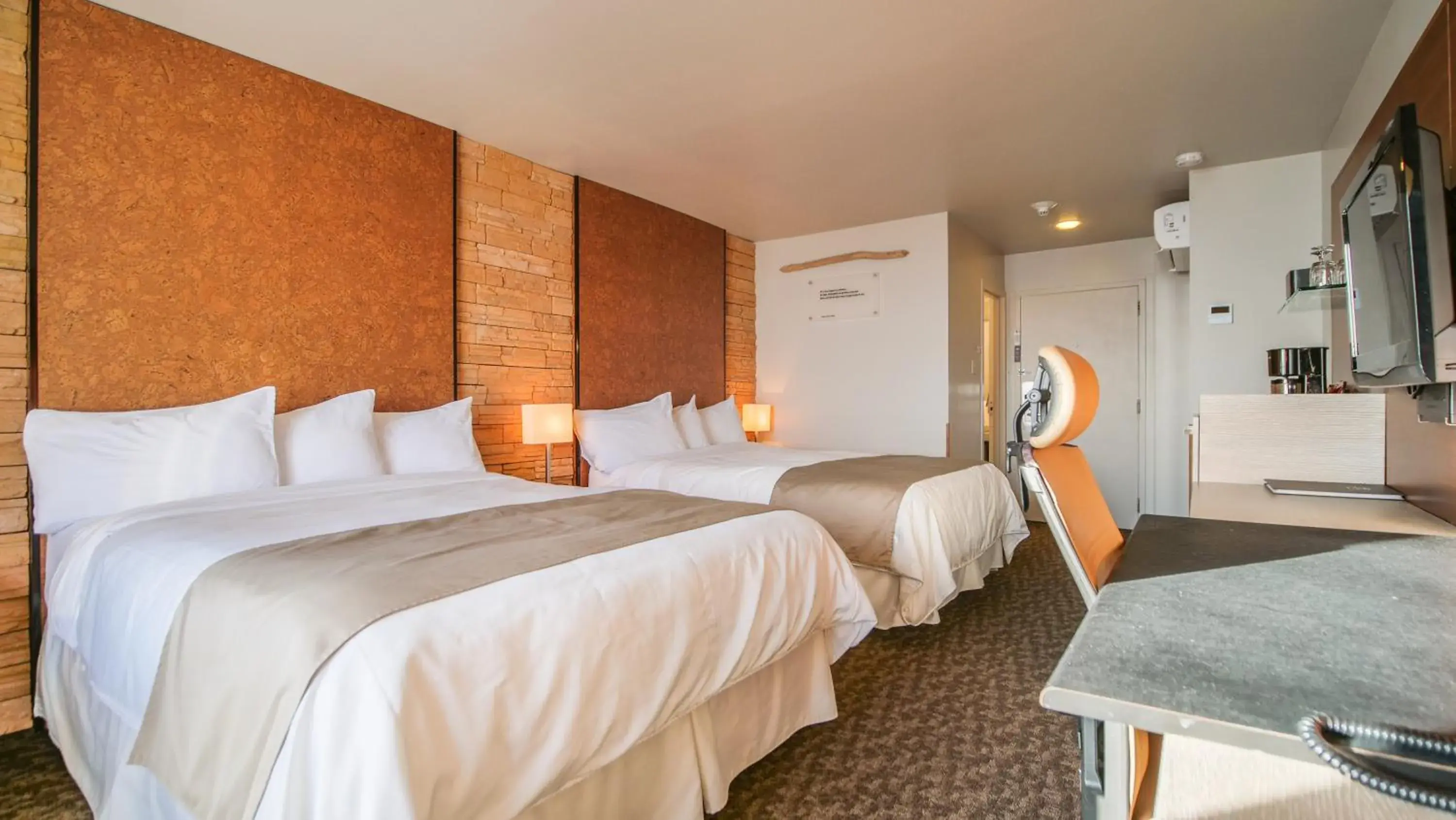 Queen Room with Two Queen Beds in Manoir Belle Plage Queen Room with Two Queen Beds in Manoir Belle Plage