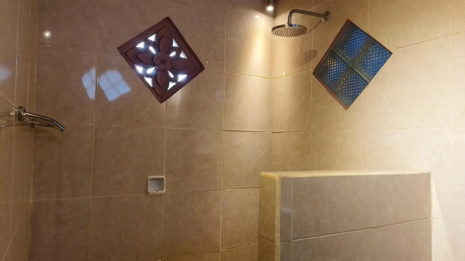 Shower in Rumah Irak et Kadek Bali