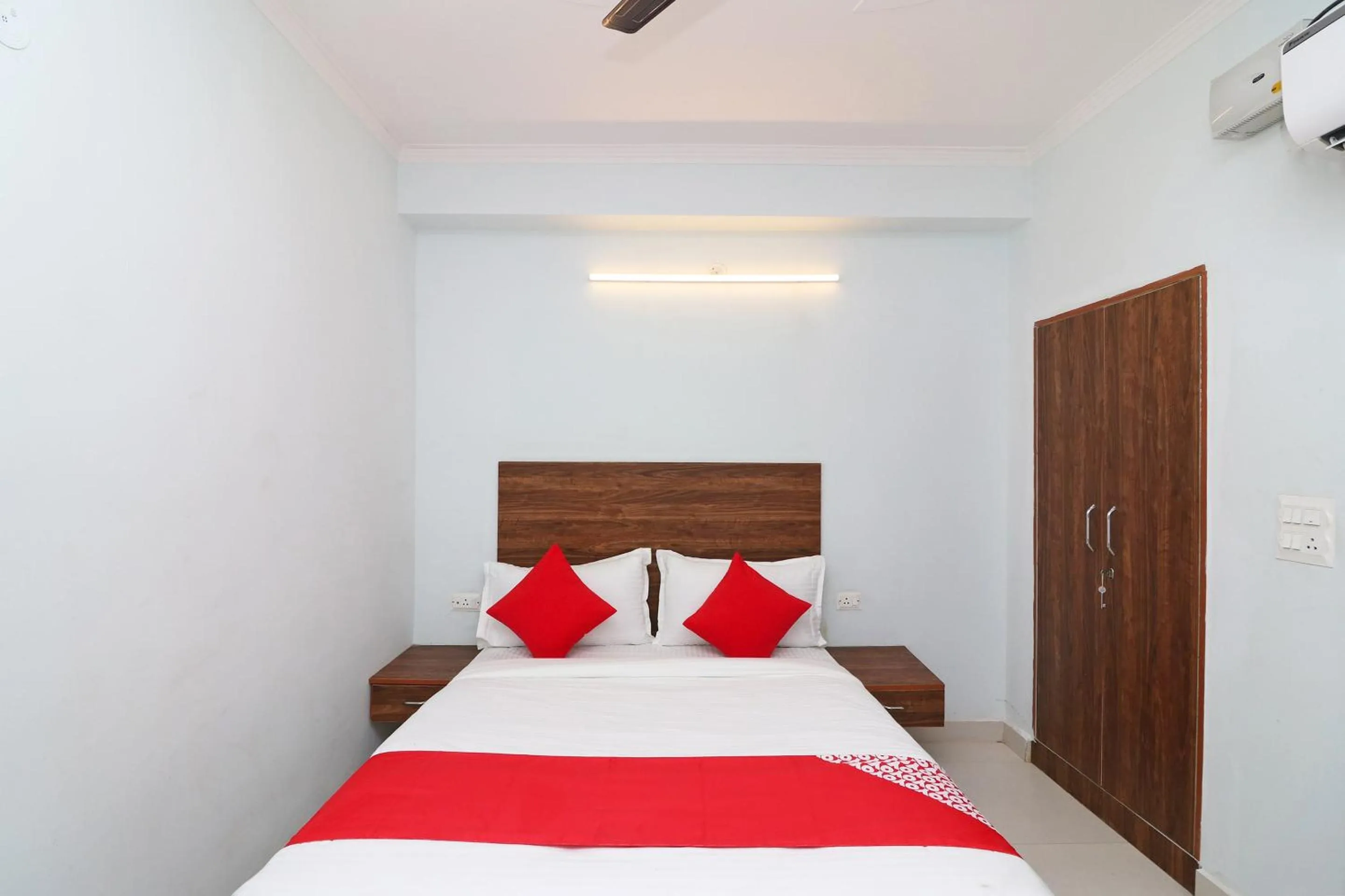 Bedroom, Bed in Super Hotel O Sathguru Residency Near New Ashok Nagar Metro Station