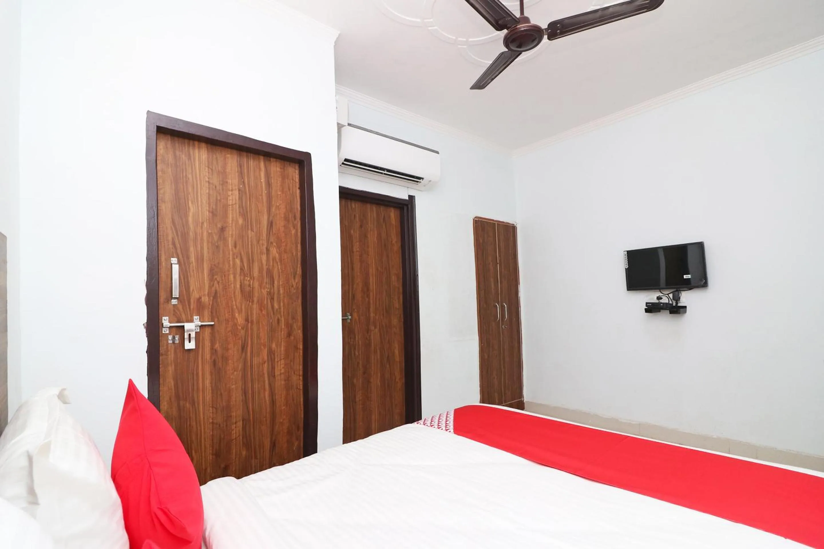 Bedroom, Bed in Super Hotel O Sathguru Residency Near New Ashok Nagar Metro Station