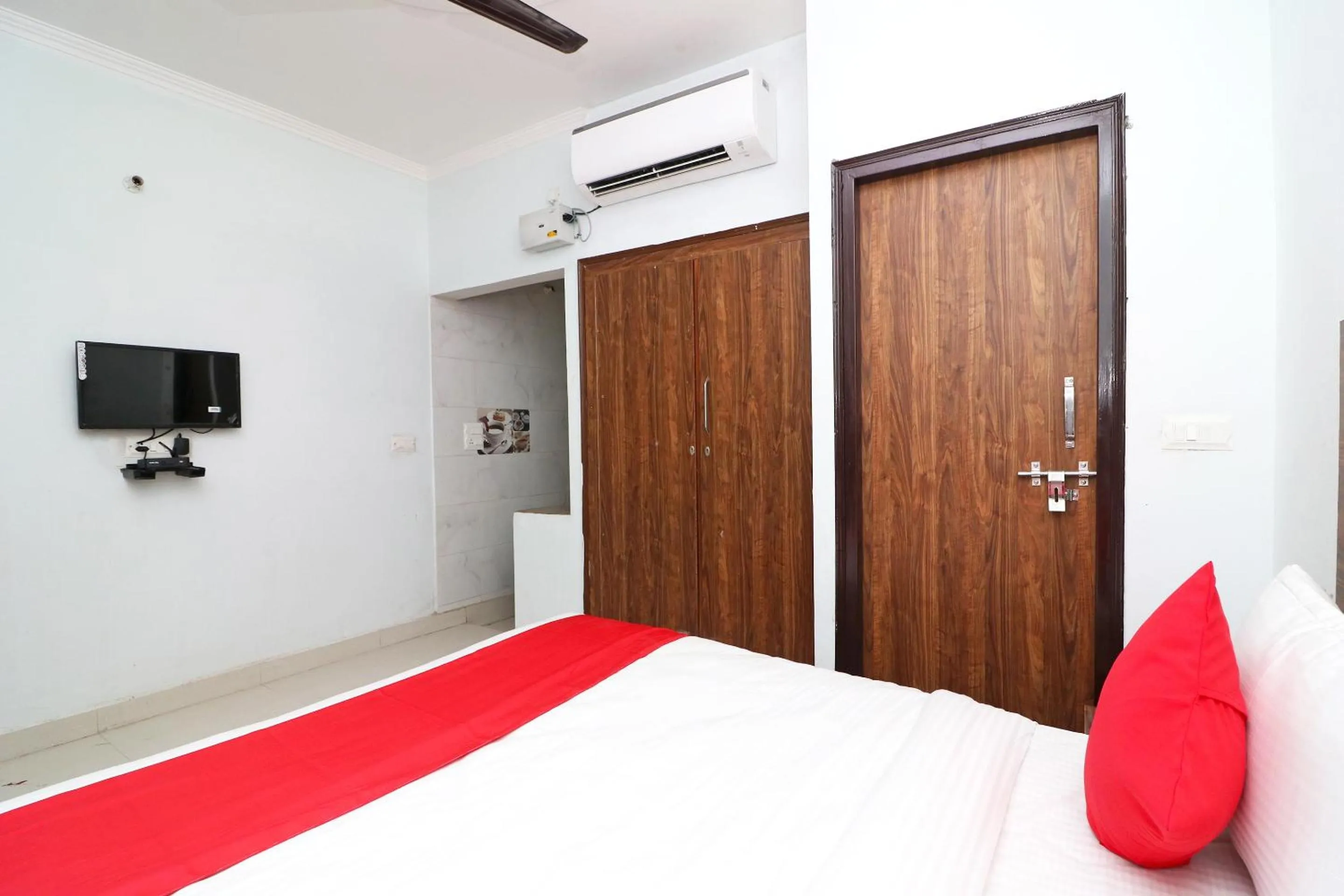 Bedroom, Bed in Super Hotel O Sathguru Residency Near New Ashok Nagar Metro Station