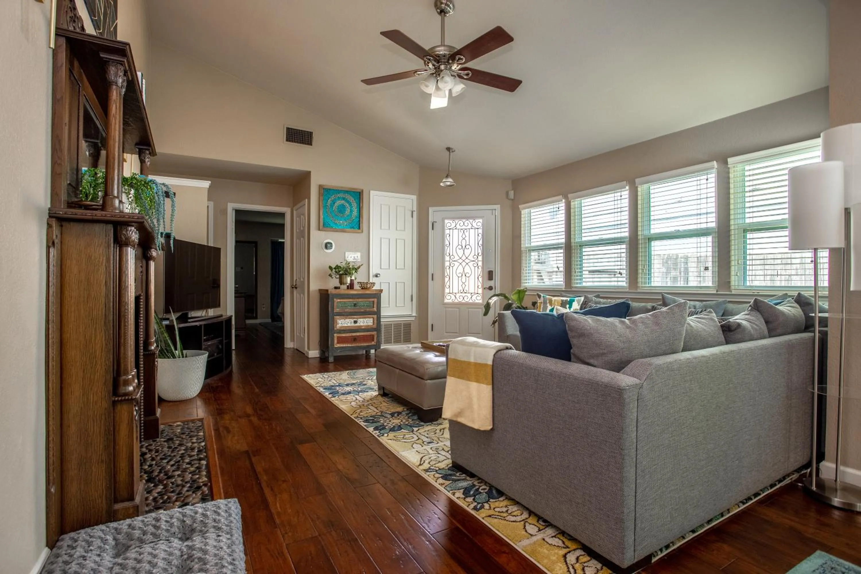 Living room in Comfortable, Family and Business Friendly 2BD/2BA House in North Austin