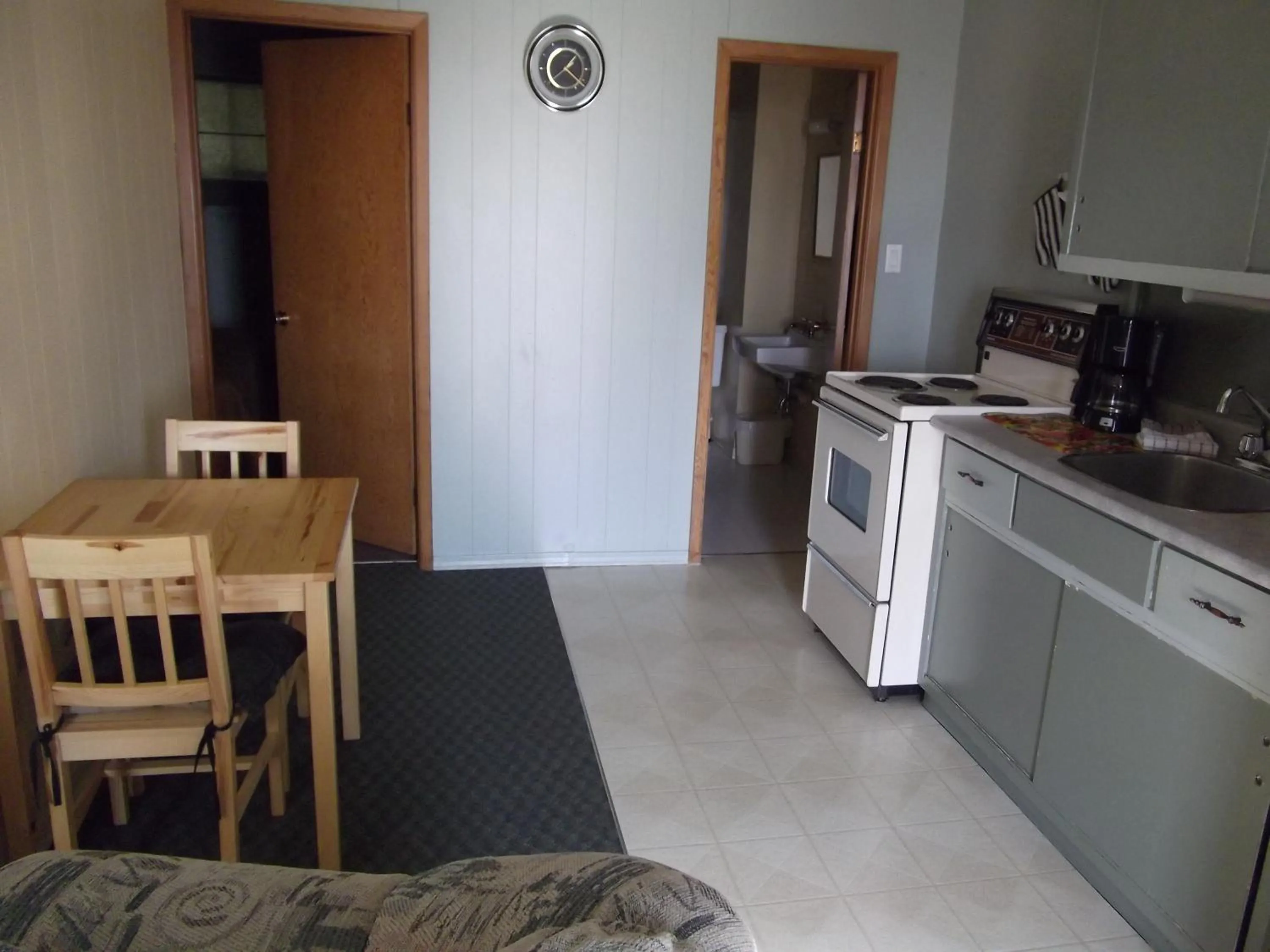 Kitchen or kitchenette in Maple Leaf Motel Emerson
