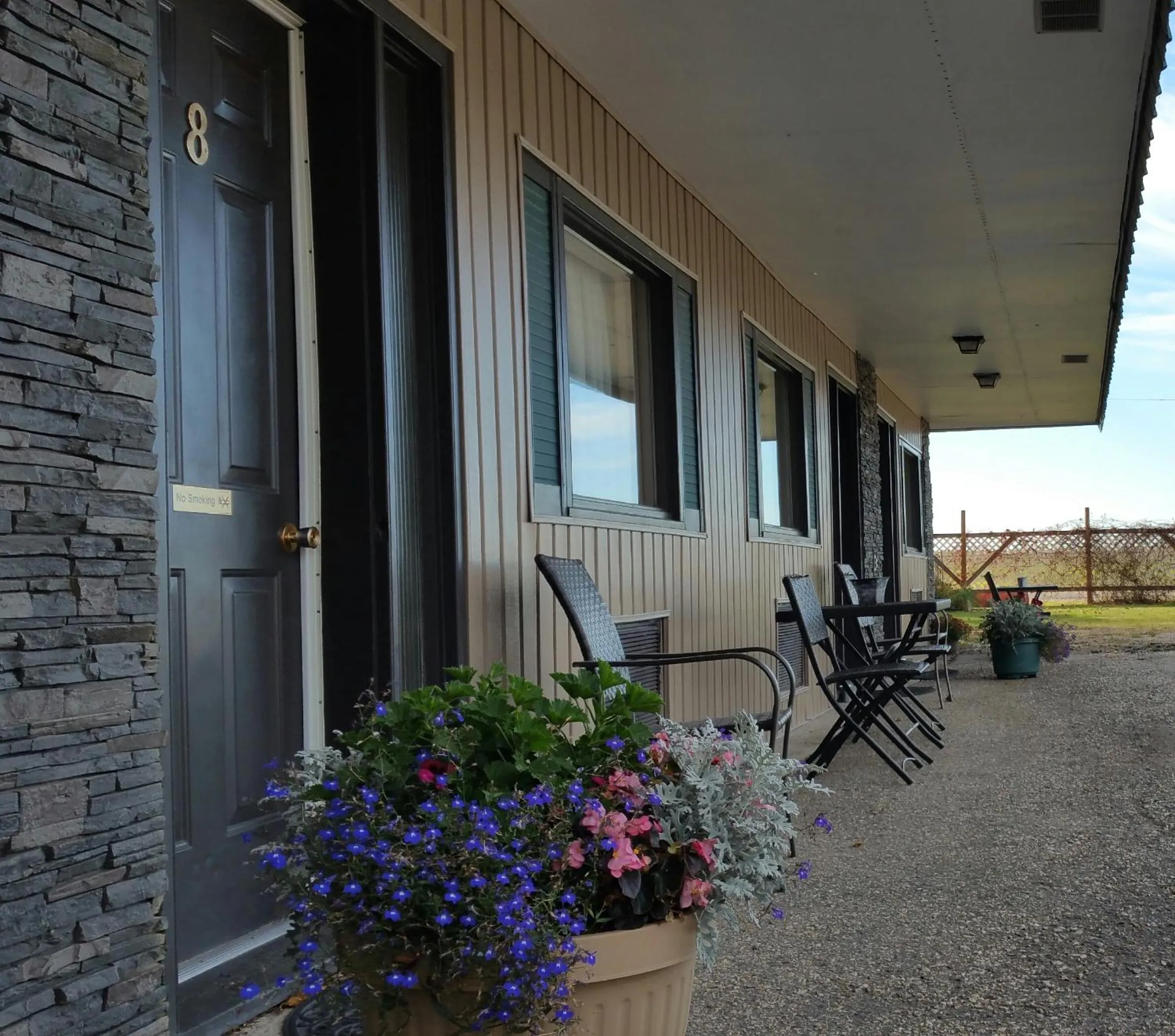 Property building in Maple Leaf Motel Emerson